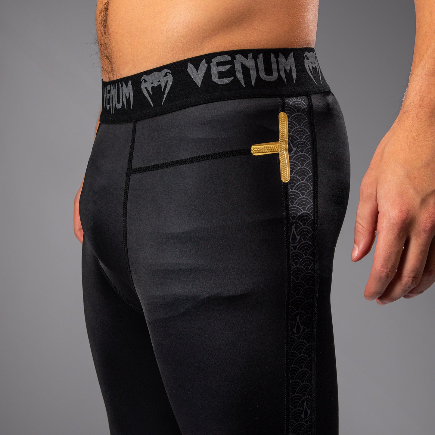 Venum x Assassin’s Creed Shadows Herenpetten - Zwart/Goud