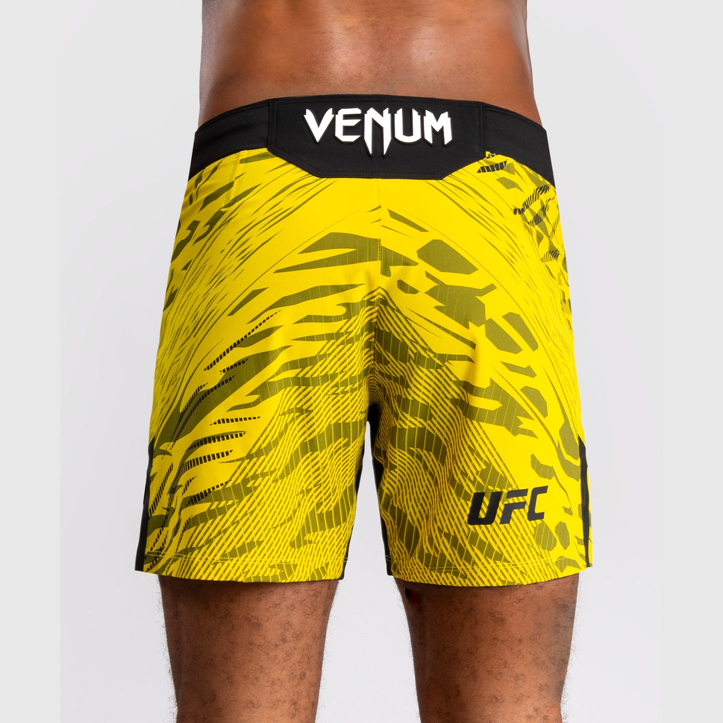 UFC Fusion by Venum Personalized Authentic Fight Night Fight Shorts voor Heren - Kort Fit - Geel
