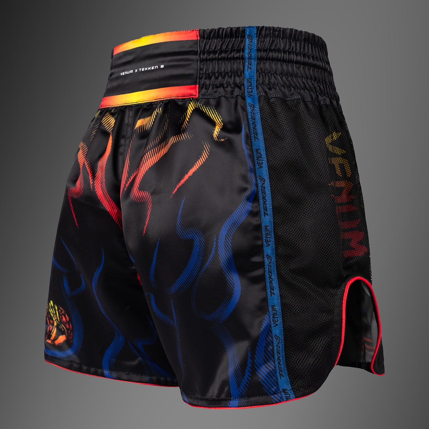 Venum x TEKKEN 8 Muay Thai Shorts - Yoshimitsu - Zwart/Oranje