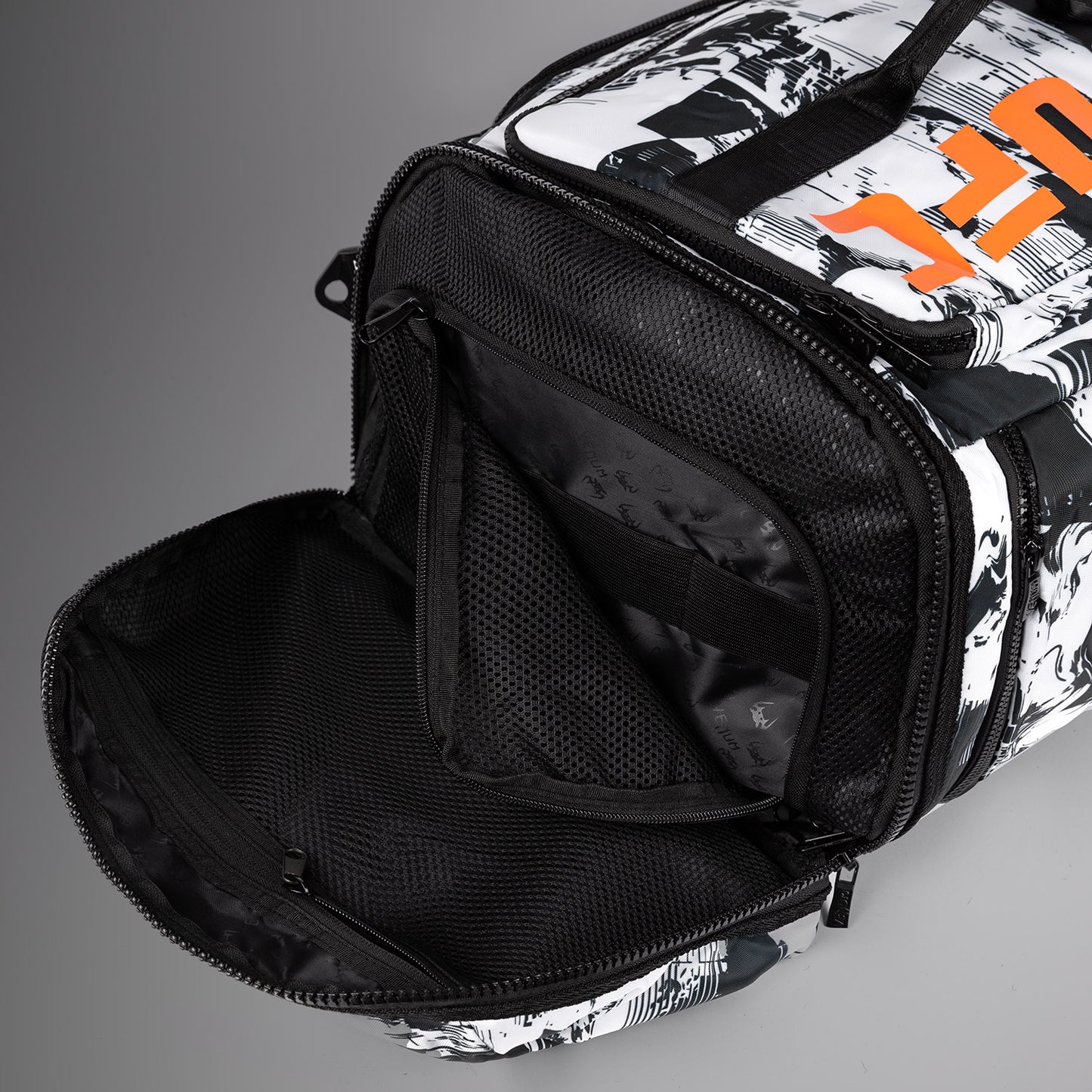 UFC Zenith by Venum Authentic Fight Week sporttas (48L) - wit