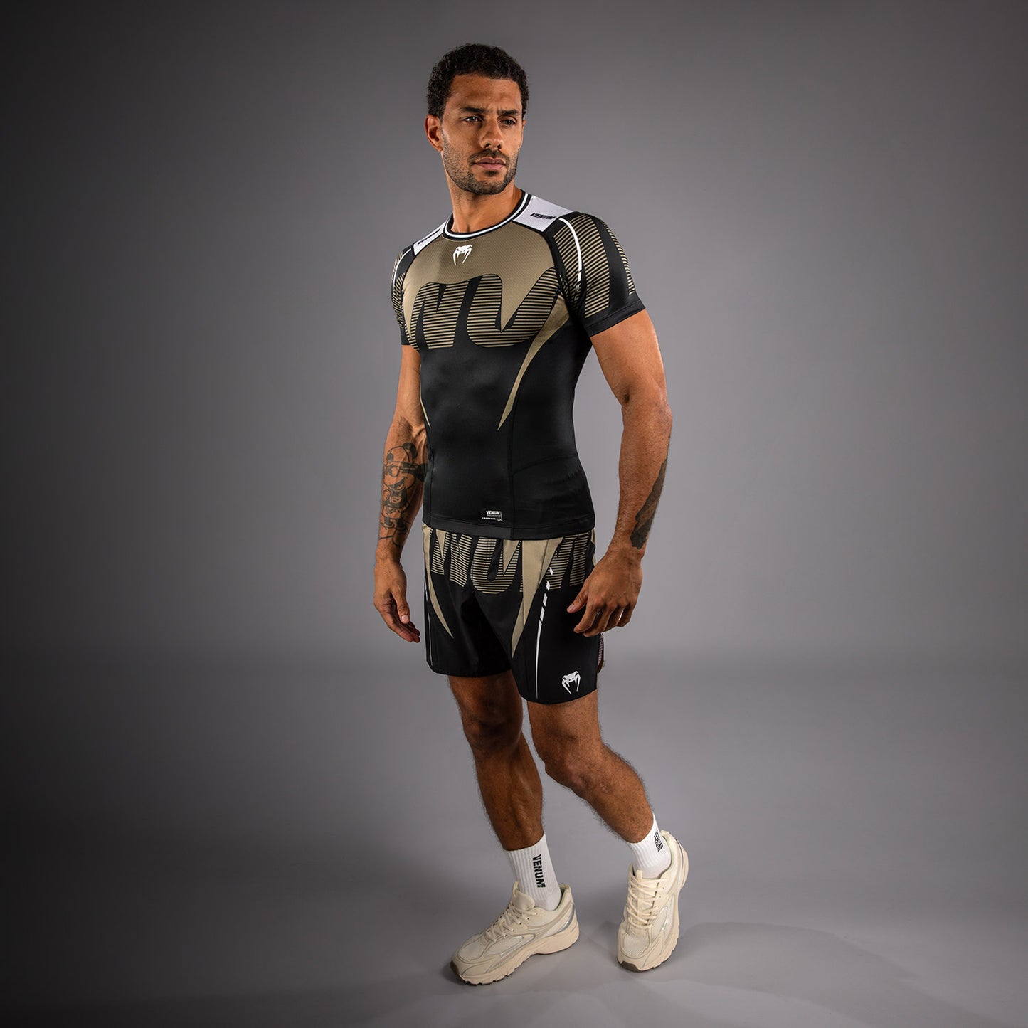 Venum Adrenaline Korte Mouw Rashguard – Zwart/Zand