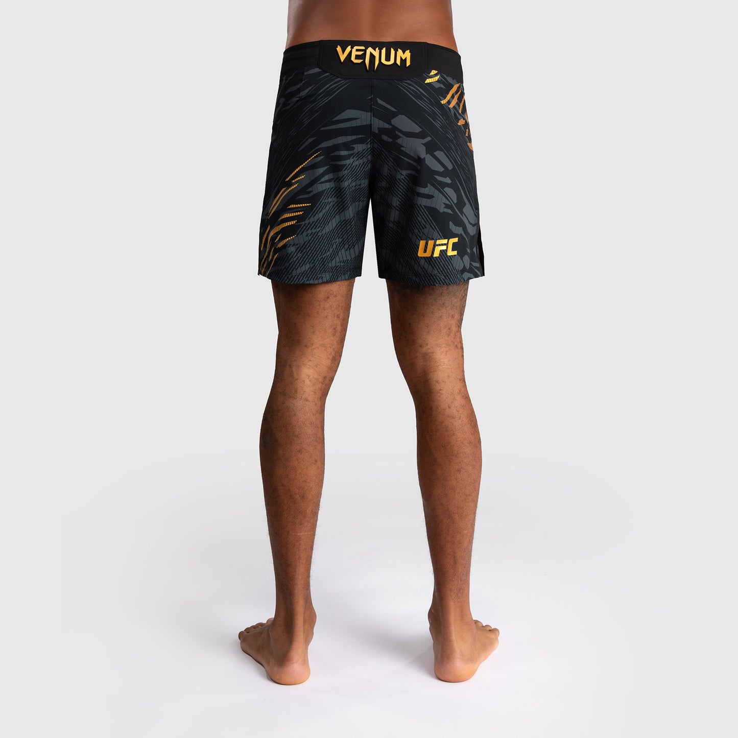 UFC Fusion by Venum Personalized Authentic Fight Night Fight Shorts voor Heren - Kort Fit - Kampioen