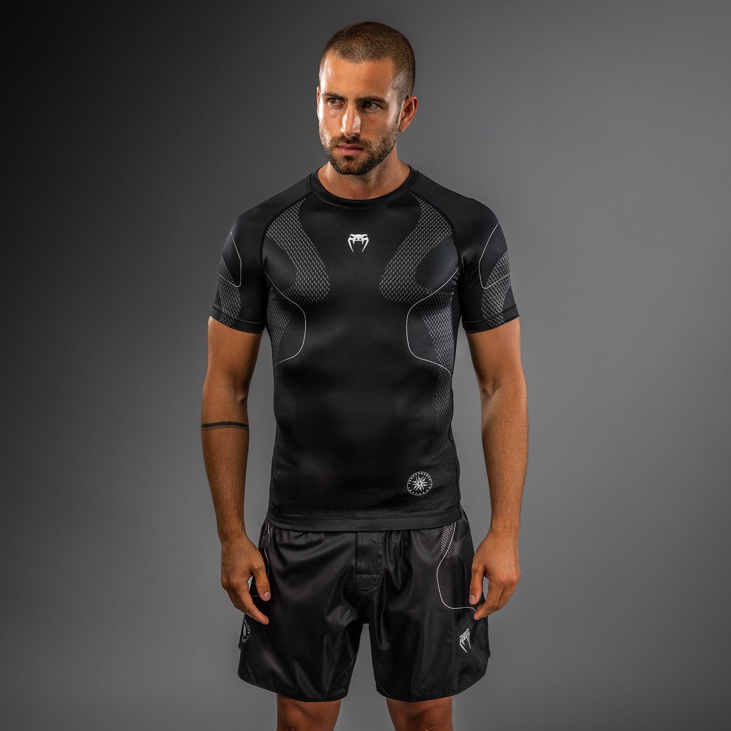 Venum Nexus Rashguard Met Korte Mouwen – Zwart/Zilver