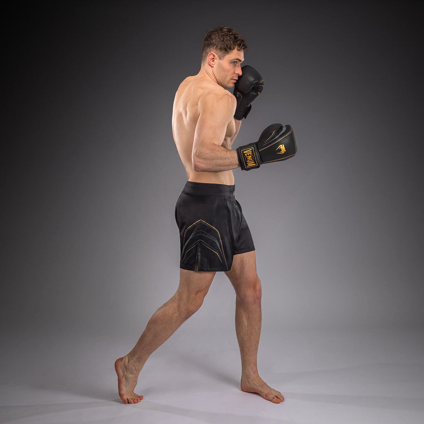 Venum Streamline Fightshorts – Zwart/Goud