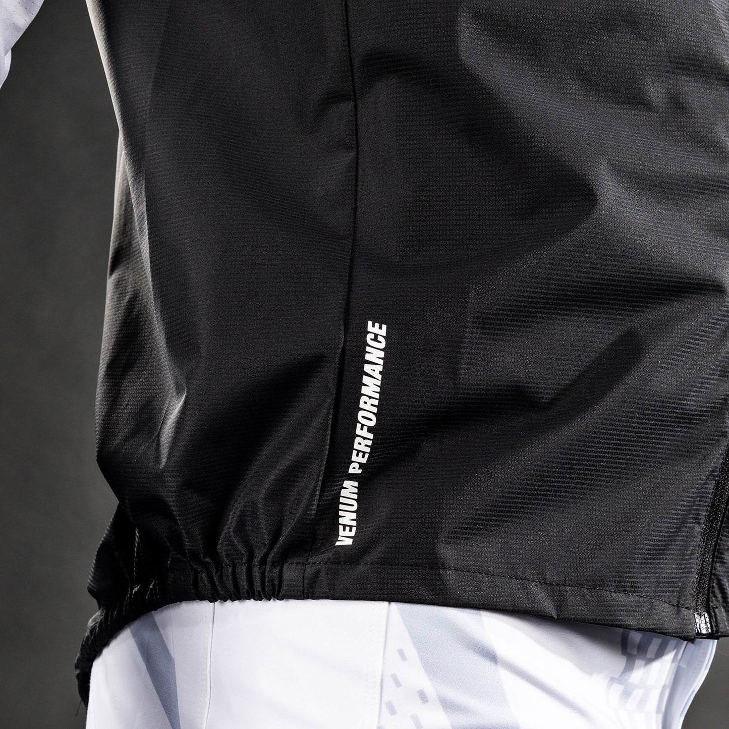 Venum MX Basics Mouwloze windbreaker - Zwart/Wit