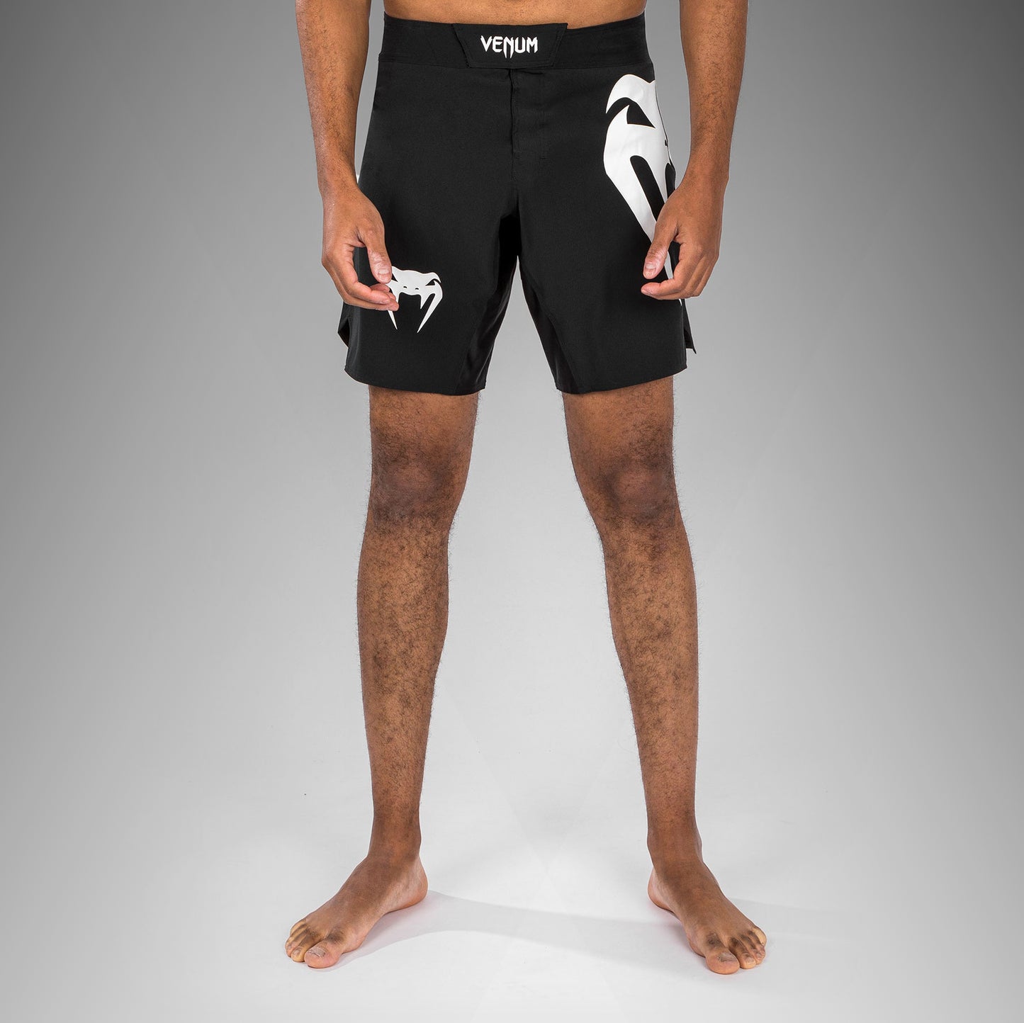 Venum Light 5.0 Vechtshorts - Zwart/Wit