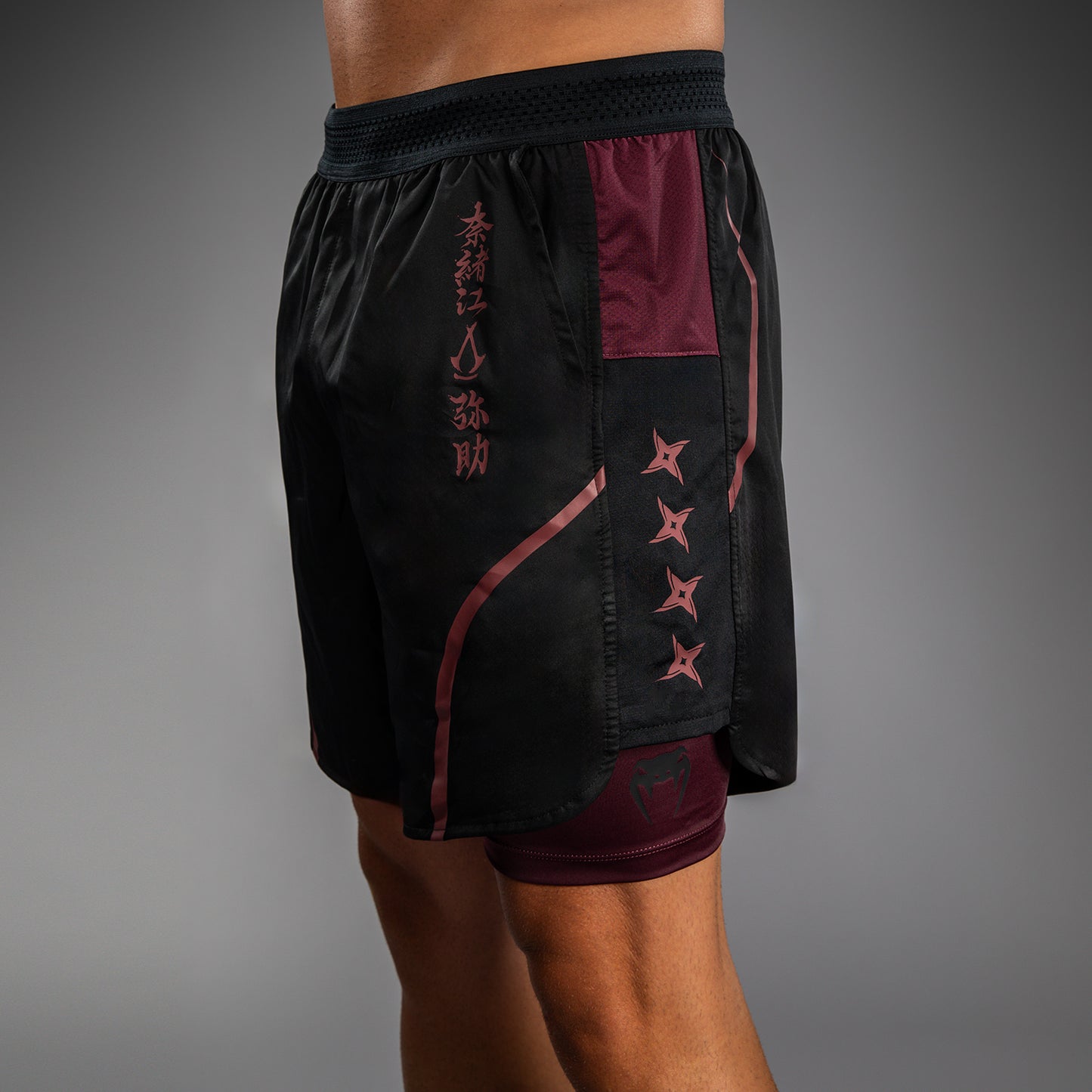 Venum x Assassin’s Creed Shadows Trainingsshorts voor Mannen - Bordeauzwart.
