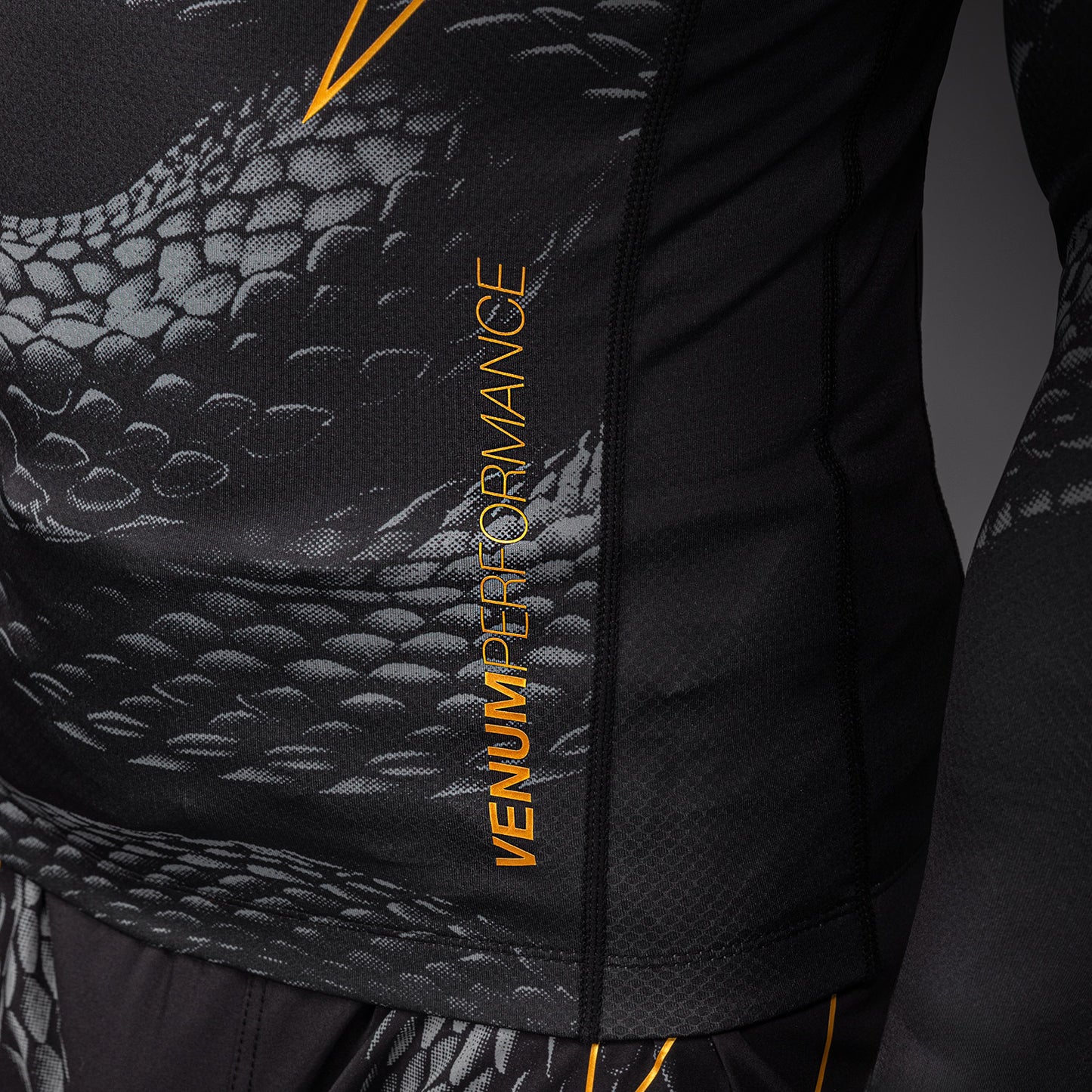 Venum Matupa Rashguard met lange mouwen - Zwart/Grijs/Goud
