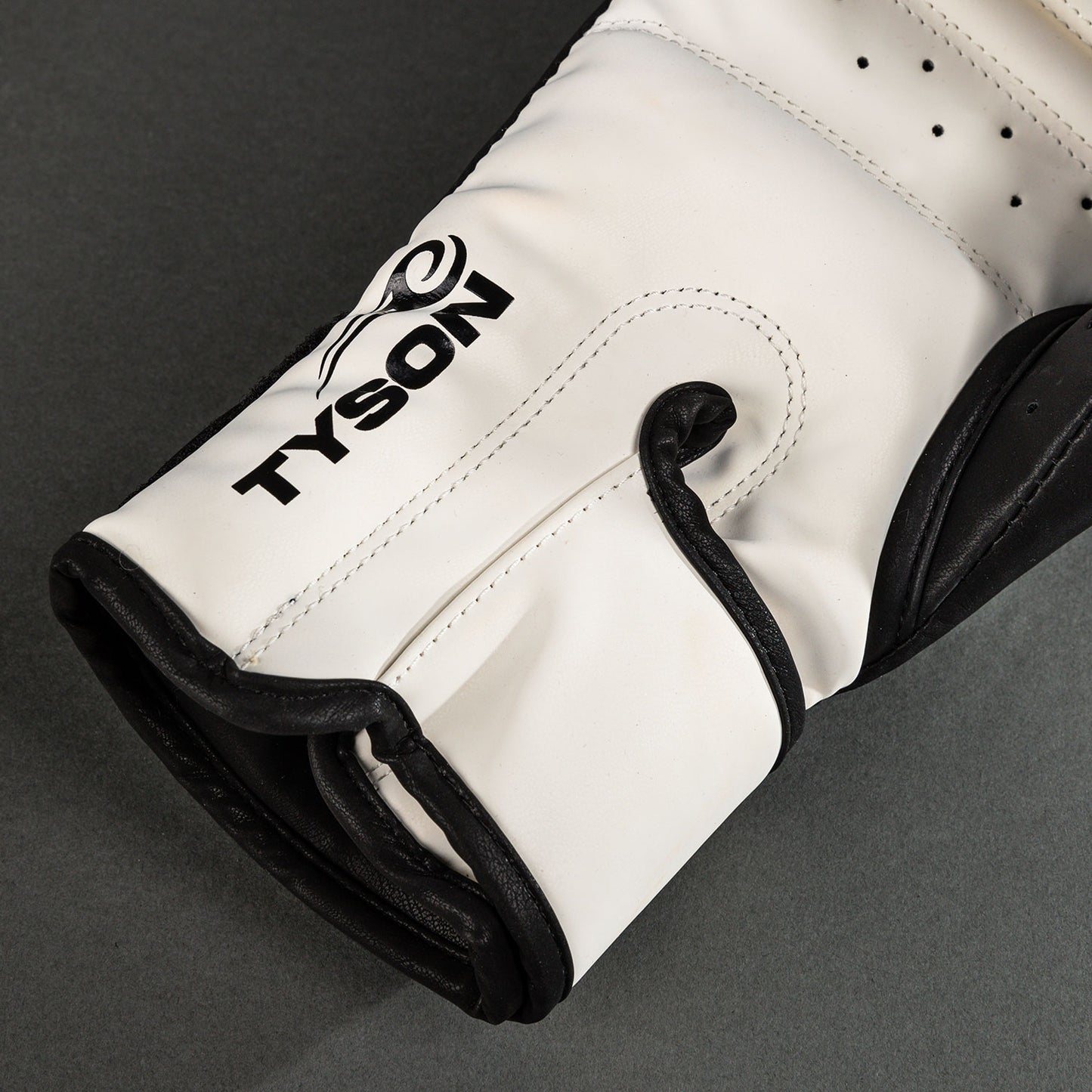 Venum Mike Tyson Replica Bokshandschoenen - Diep Zwart/Optisch Wit