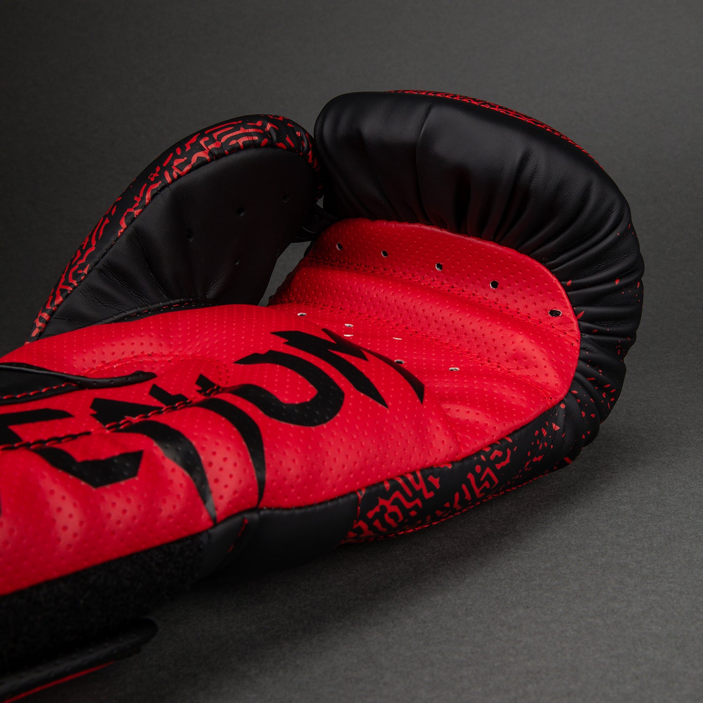 Venum x TEKKEN 8 Bokshandschoenen - Kazuya - Rood/Zwart