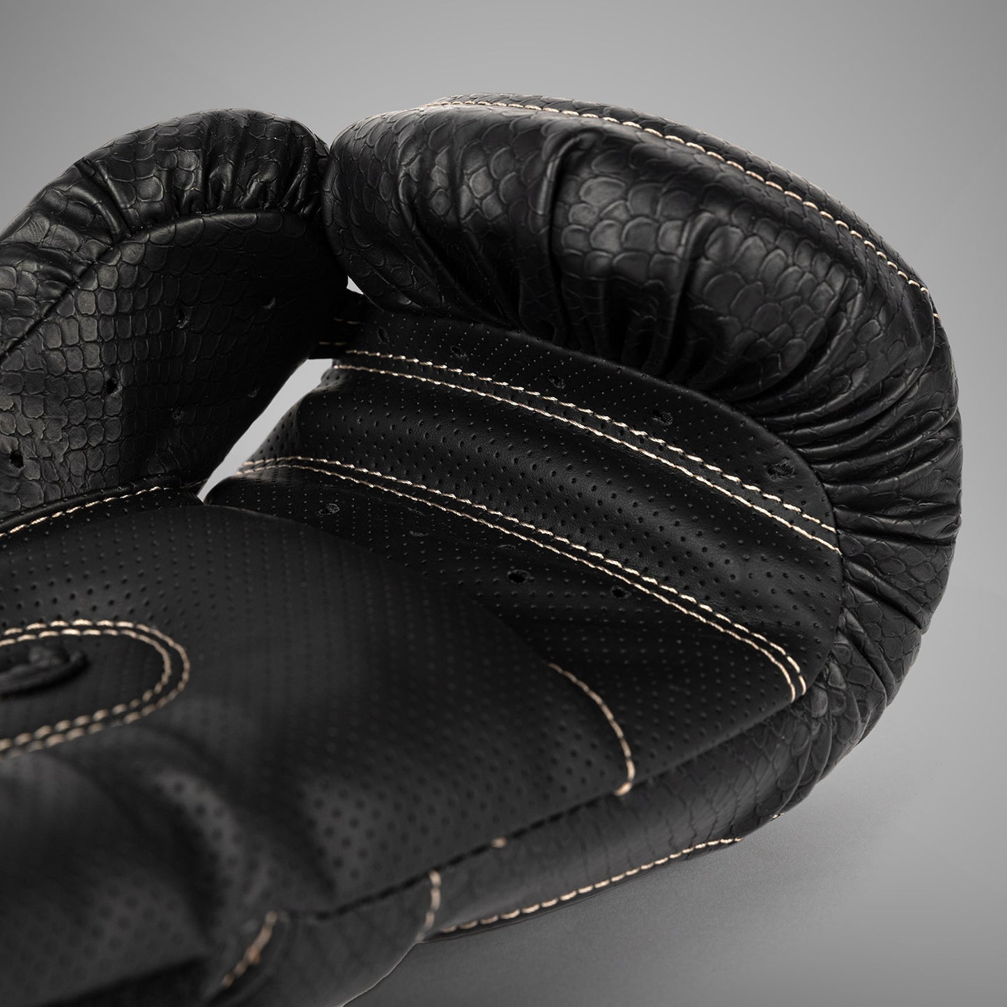 Venum Impact Evo Scales Bokshandschoenen – Zwart