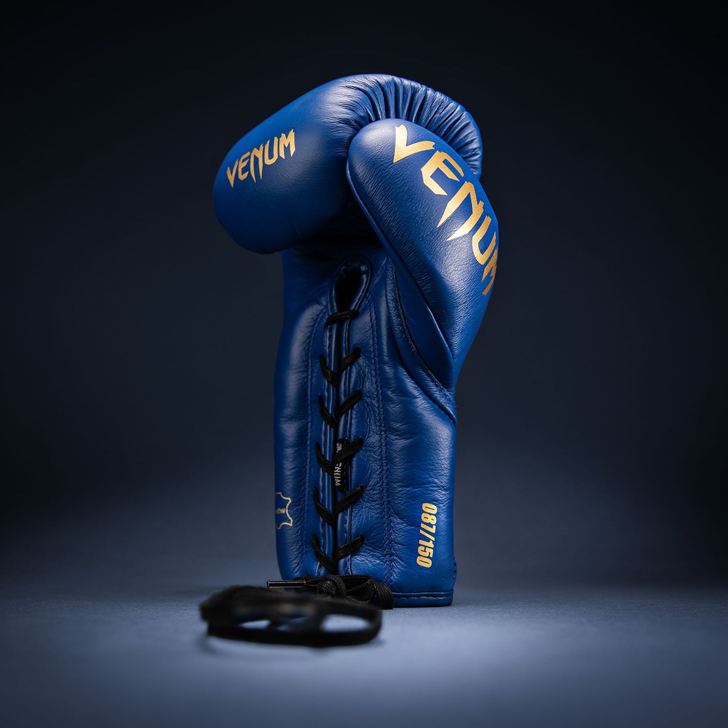 Venum Giant 2.0 Khamzat Chimaev Pro bokshandschoenen - Blauw goud
