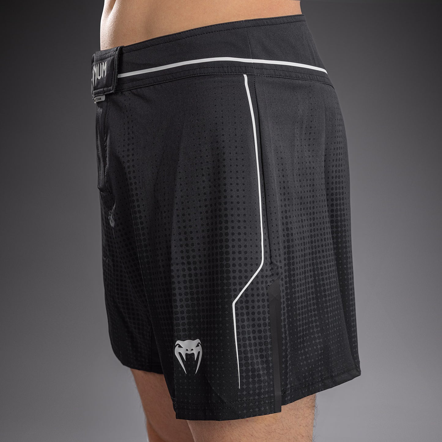 Venum Stealth Fightshorts – Zwart/Wit