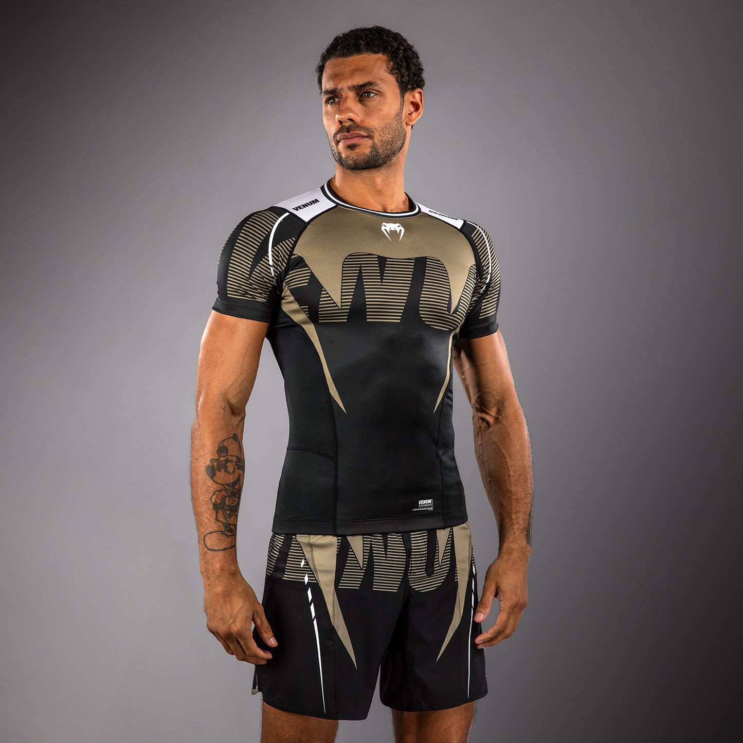 Venum Adrenaline Korte Mouw Rashguard – Zwart/Zand