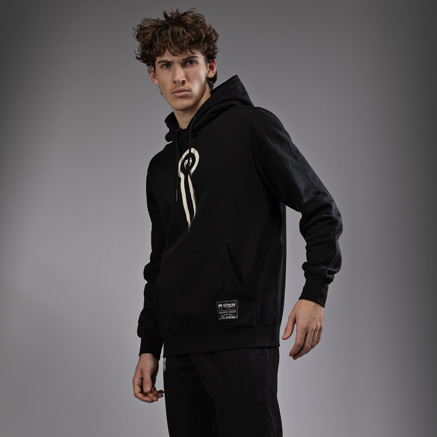 Venum x Assassin’s Creed Shadows Hoodie - Zwart