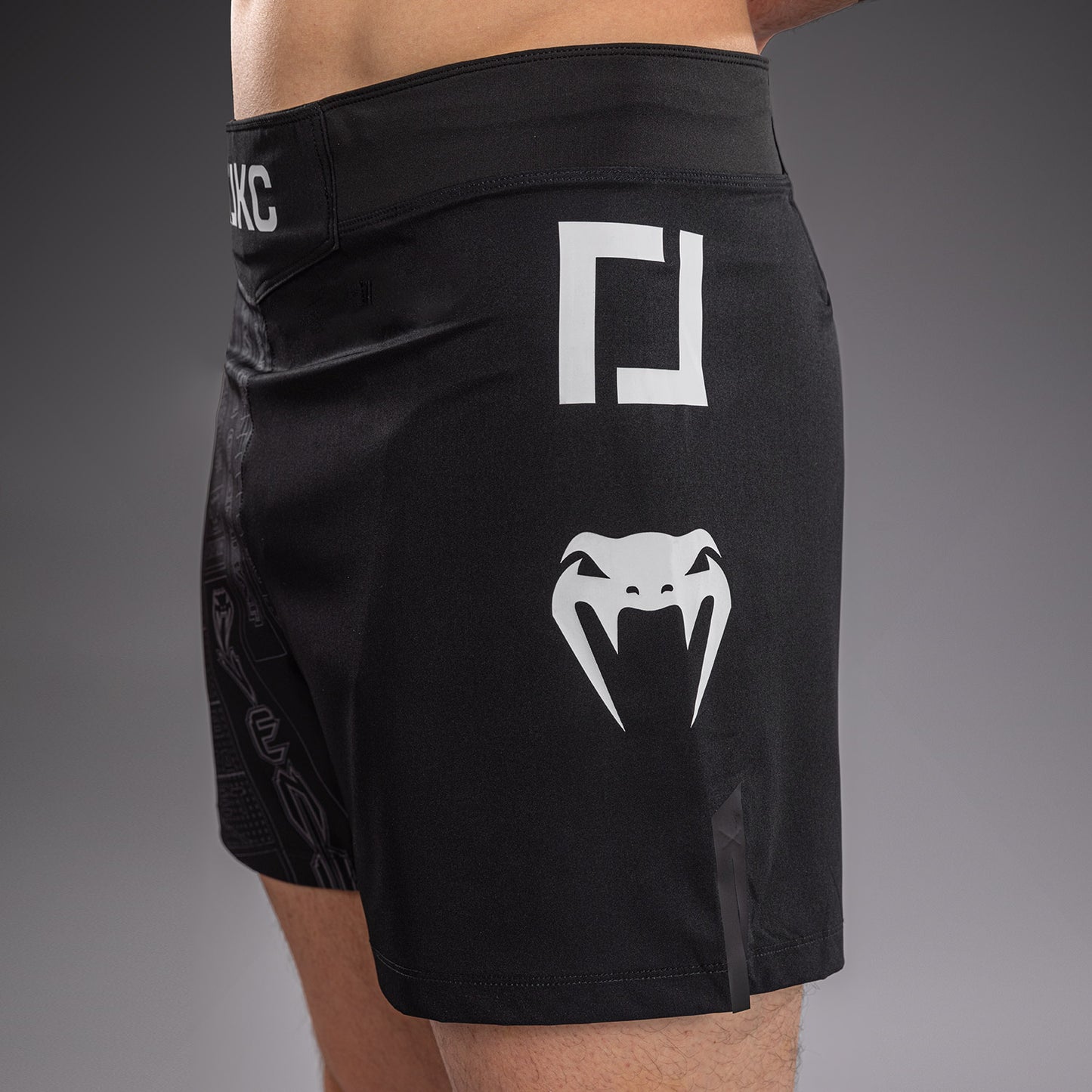 Karate Combat by Venum Fightshorts – Zwart/Grijs