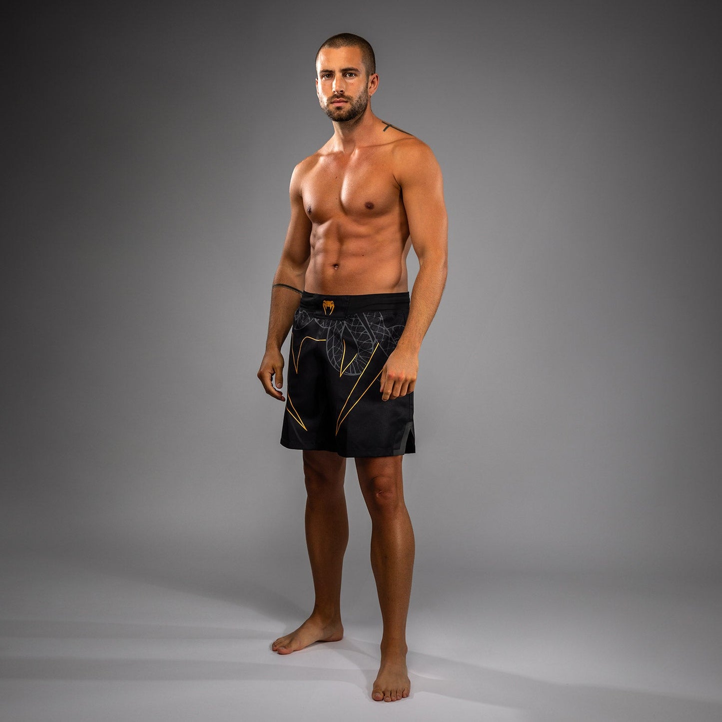 Venum Serpenti Fight Shorts – Zwart/Zilver/Goud