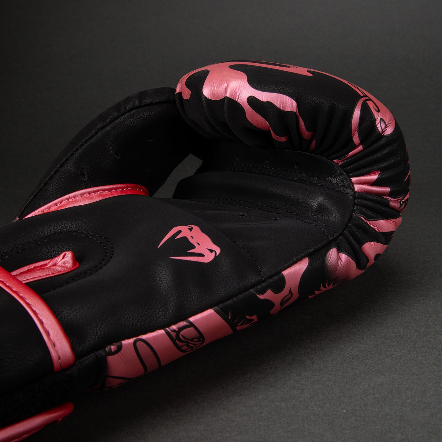 Venum Dragon's Flight Bokshandschoenen - Zwart / Metallic roze