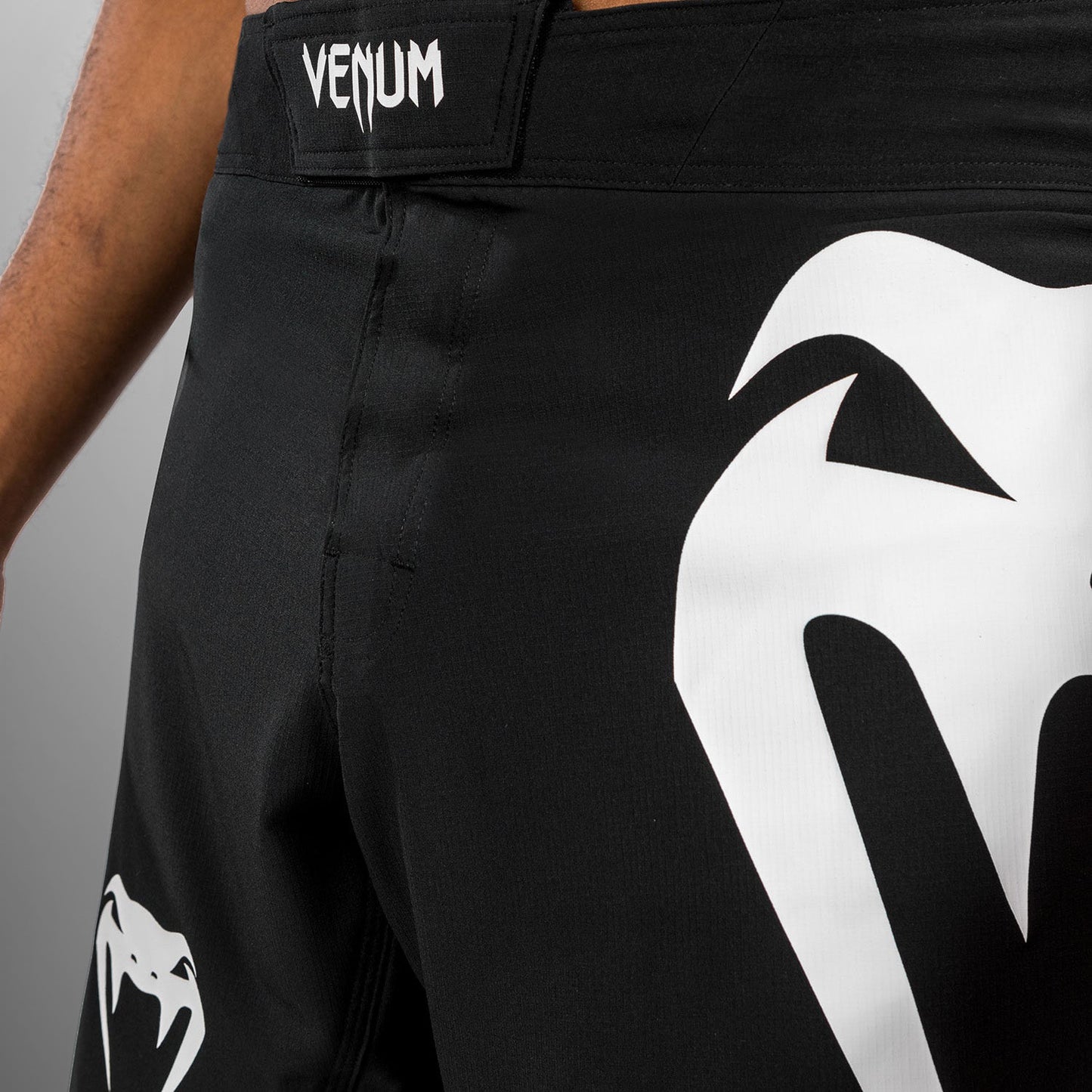 Venum Light 5.0 Vechtshorts - Zwart/Wit