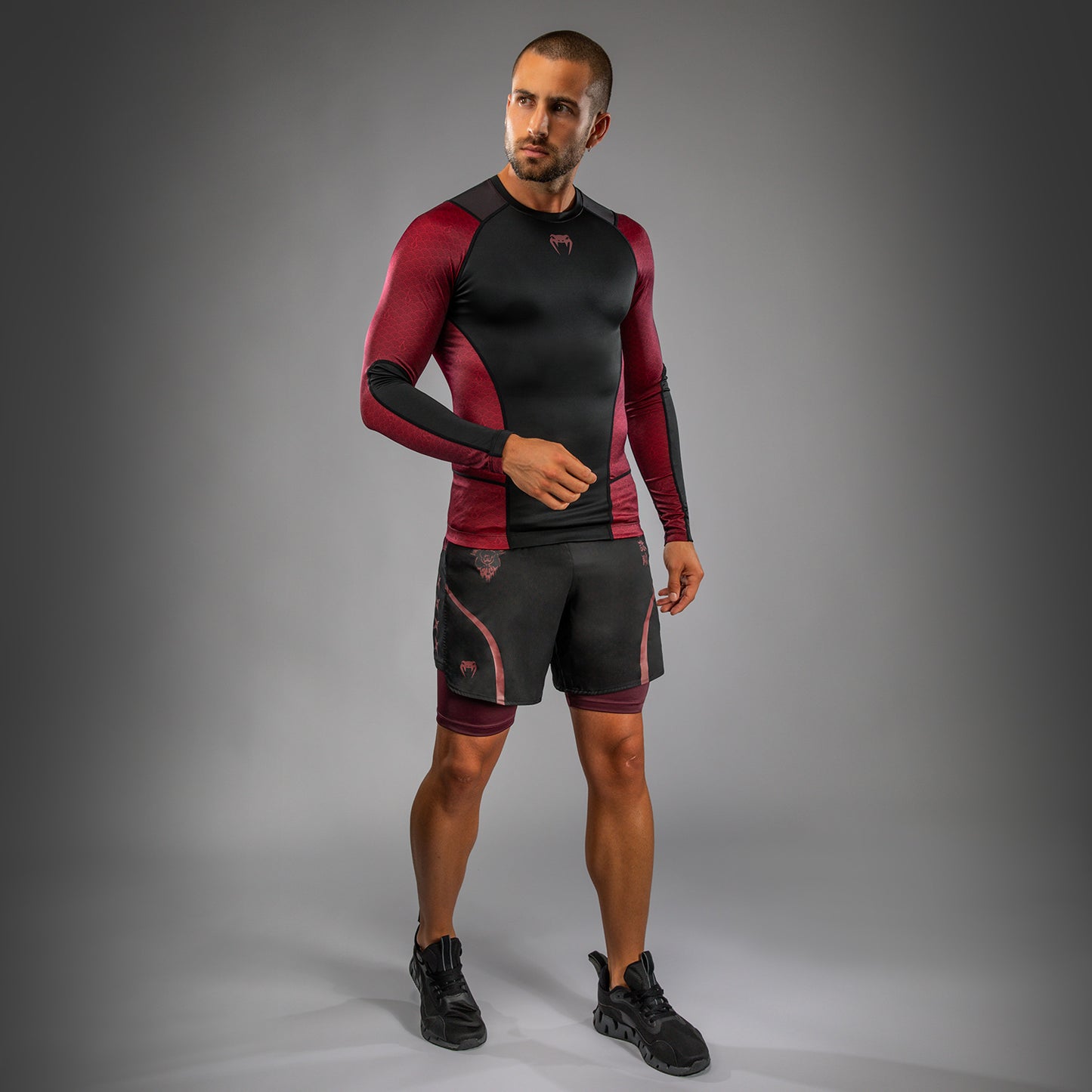 Venum x Assassin’s Creed Shadows Lange Mouwen Rashguard voor Mannen - Bordeaux/Zwart