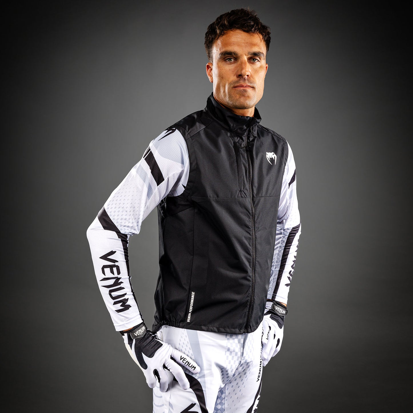 Venum MX Basics Mouwloze windbreaker - Zwart/Wit