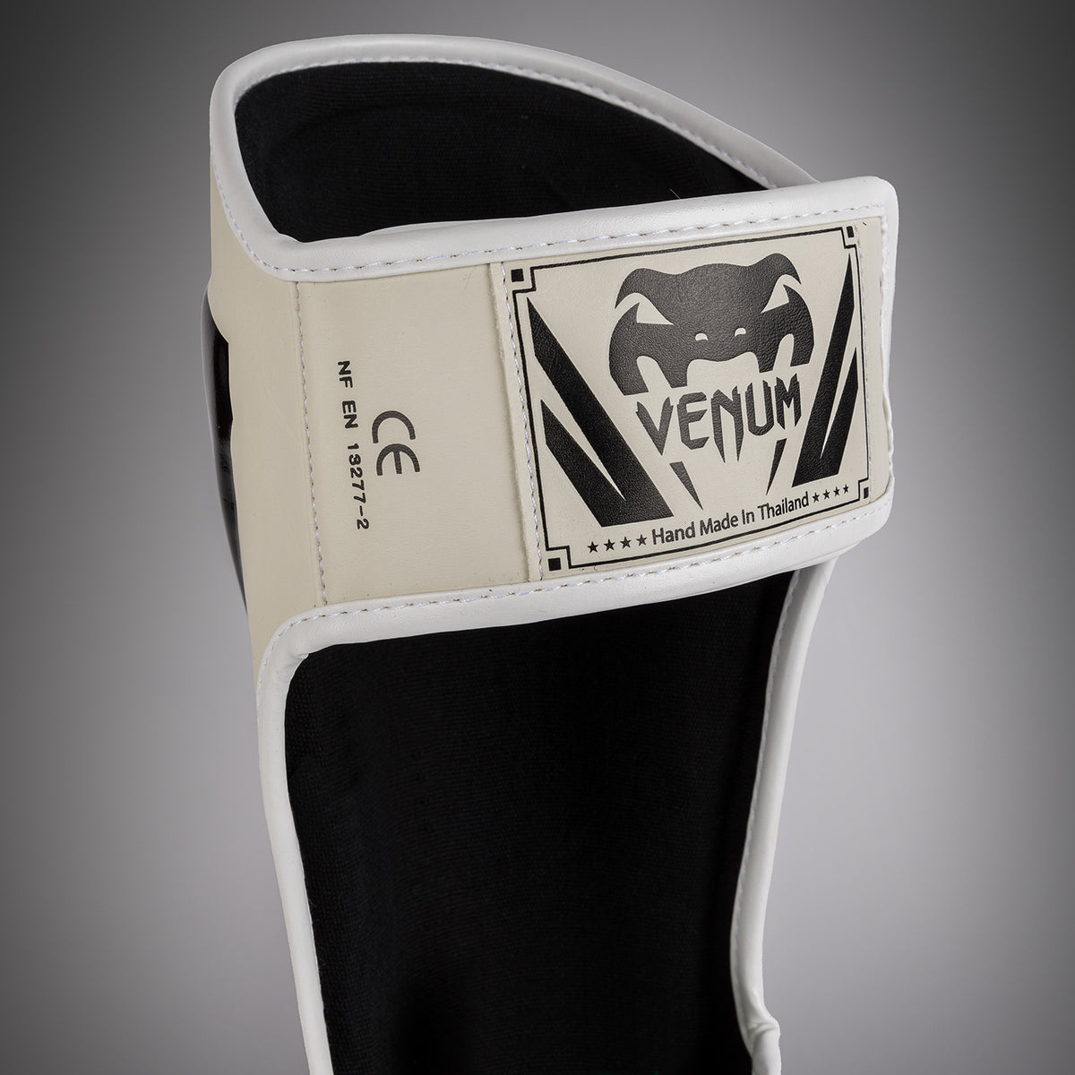 Venum Elite scheenbeschermers - Wit/Zwart