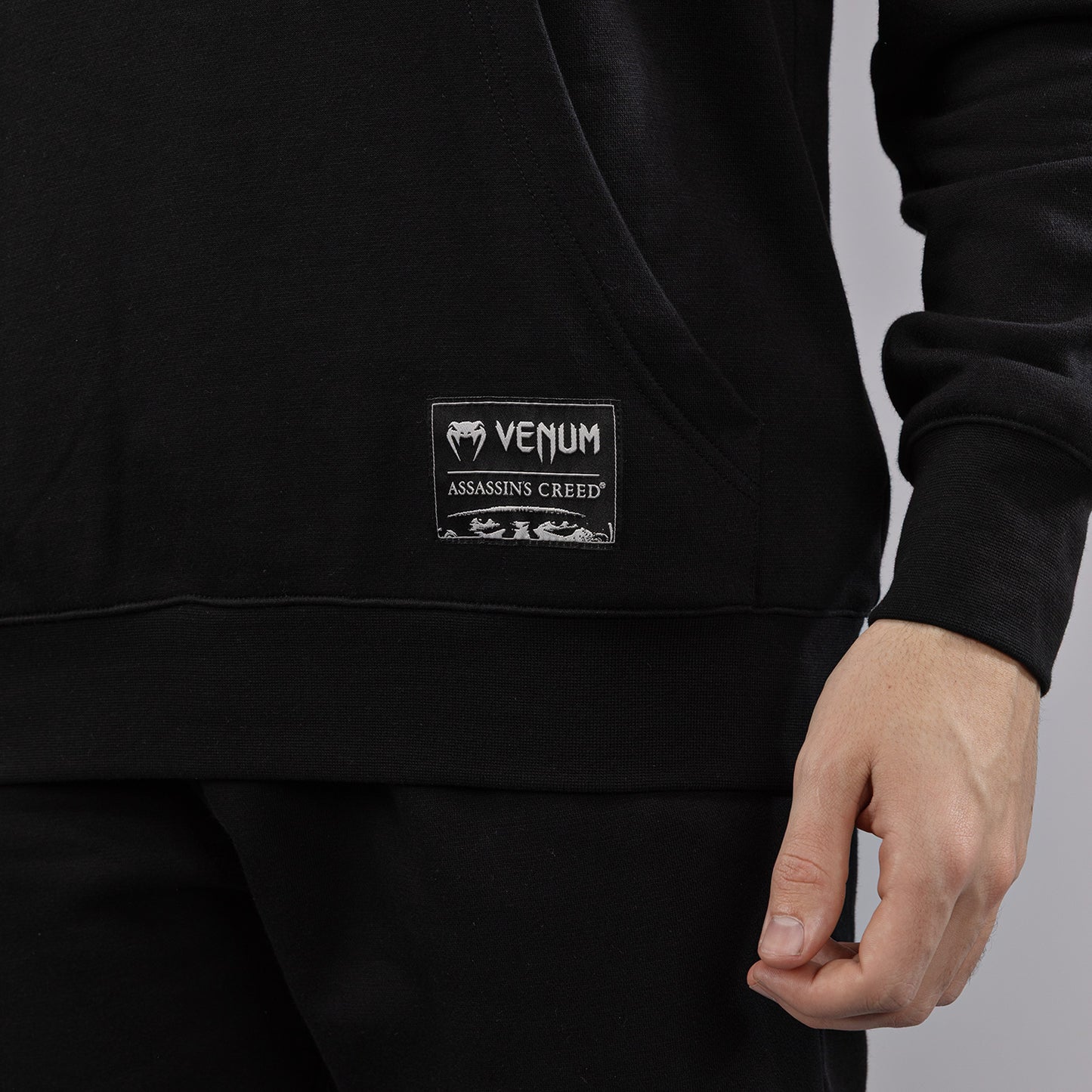 Venum x Assassin’s Creed Shadows Hoodie - Zwart