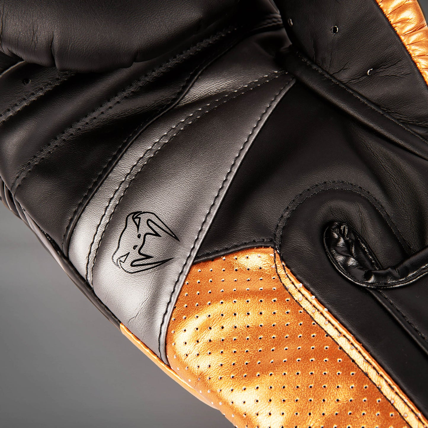 Venum Elite Evo bokshandschoenen - Zwart/Brons