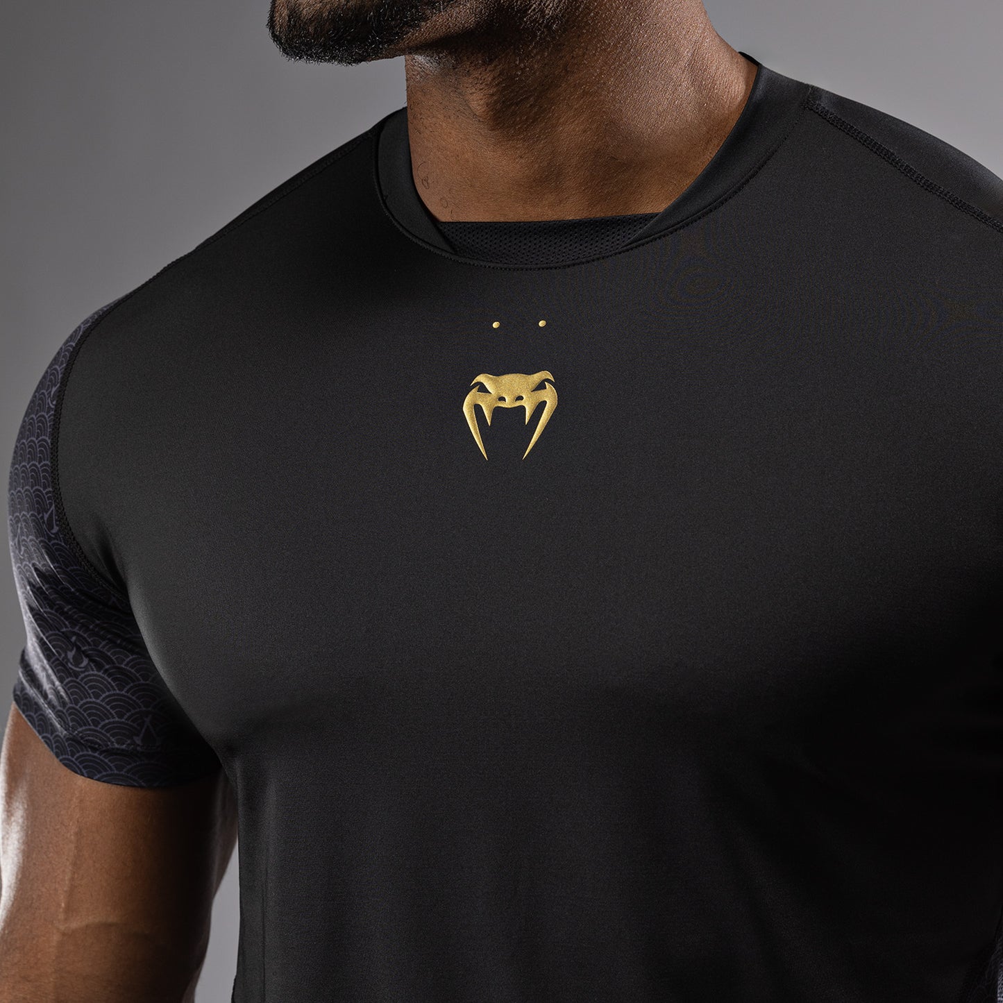 Venum x Assassin’s Creed Shadows Dry-Tech T-shirt voor heren - Zwart/Goud