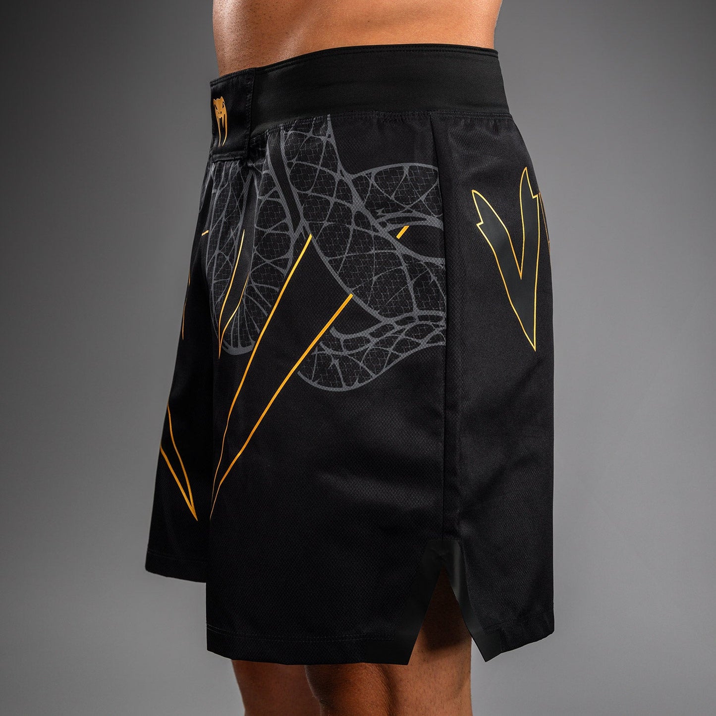 Venum Serpenti Fight Shorts – Zwart/Zilver/Goud