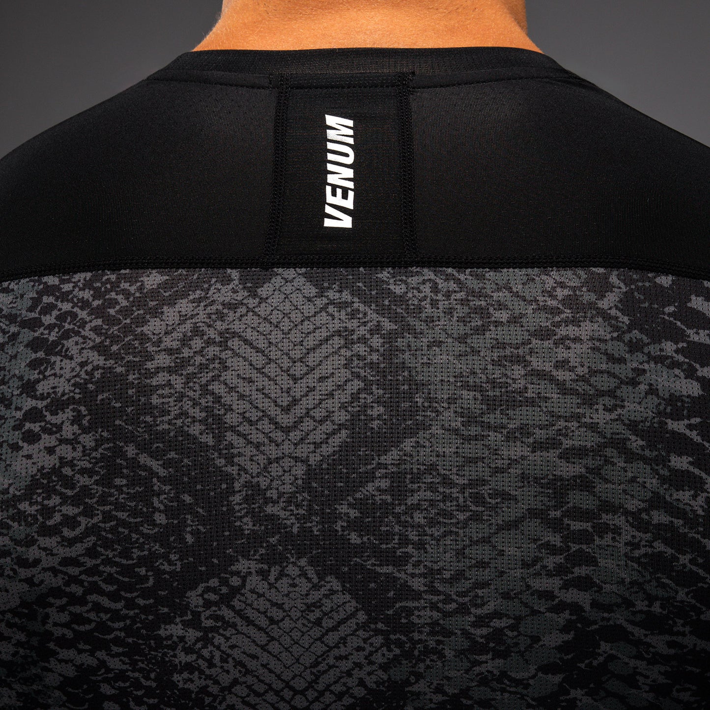 Venum G-Fit Scales Rashguard met Lange Mouwen – Zwart/Antracietgrijs