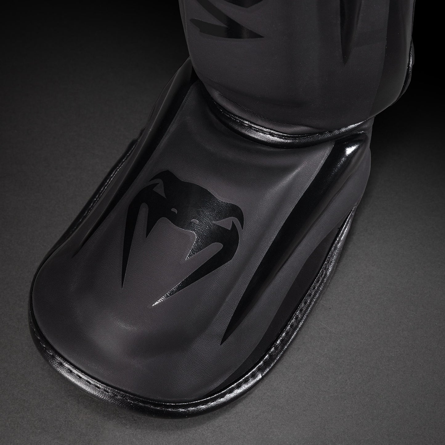 Venum Elite Standup Scheenbeschermers - mat/zwart