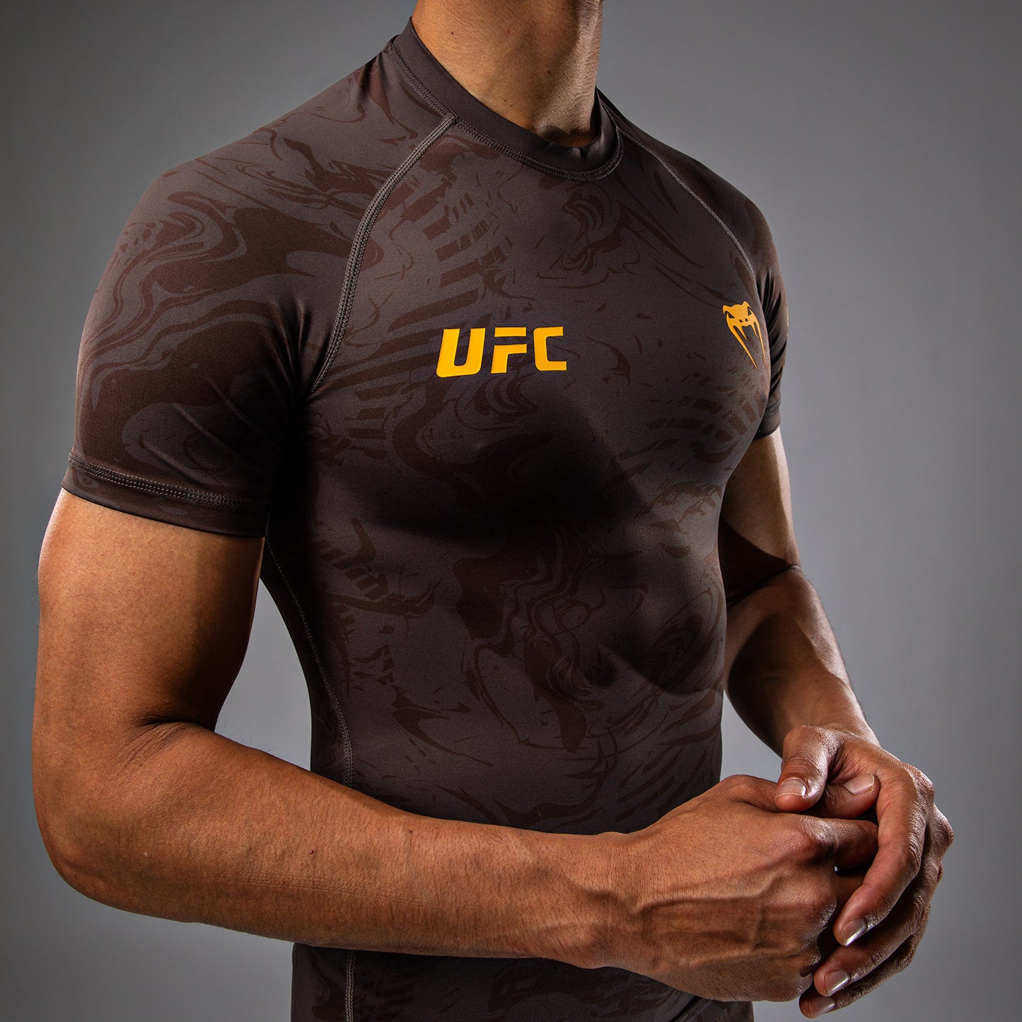 UFC Fusion by Venum Fight Week Performance Rashguard met Korte Mouwen voor Heren - Earthen Brown