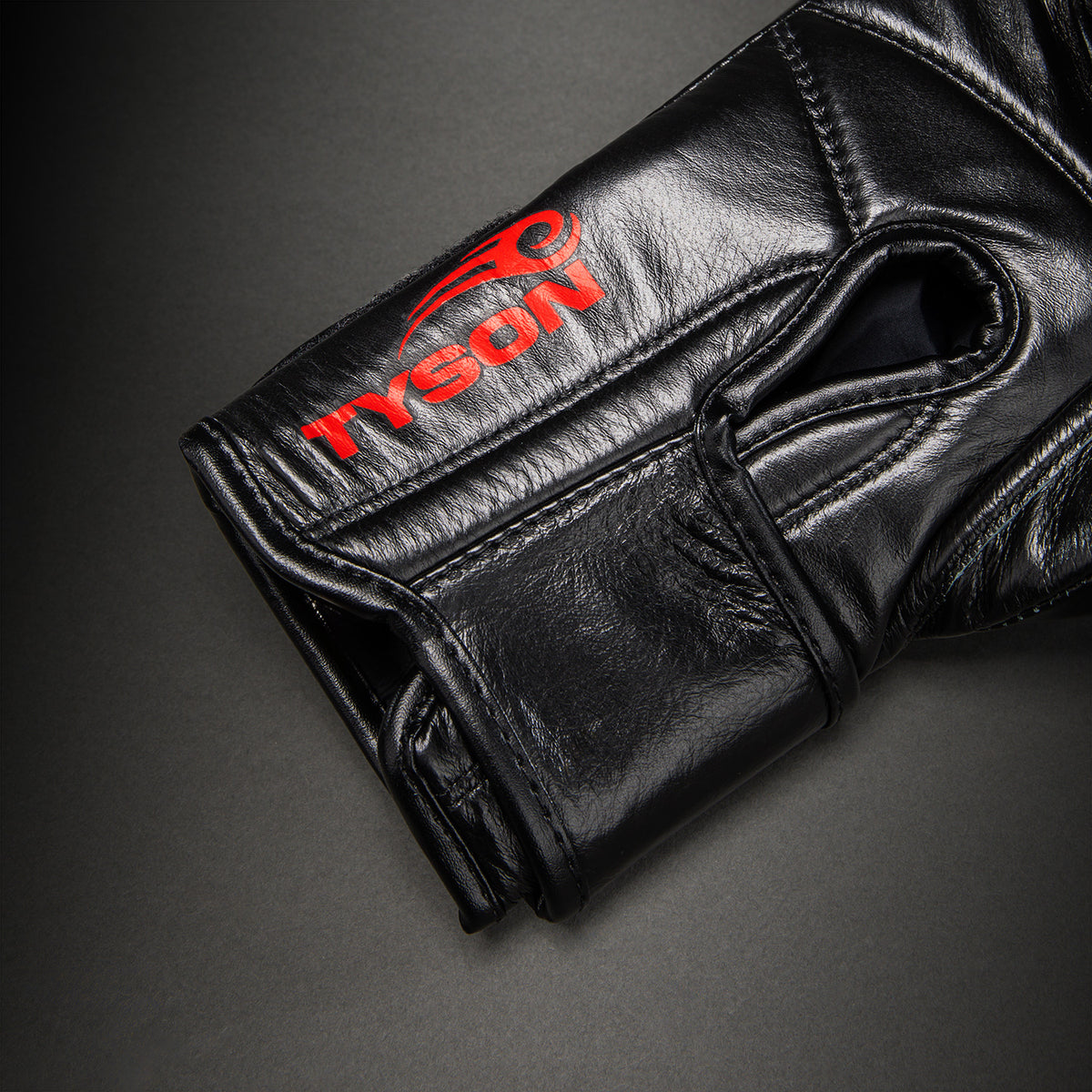 Venum Giant 2.0 Mike Tyson Pro Bokshandschoenen – Zwart/Rood - Inclusief tasje met trekkoord
