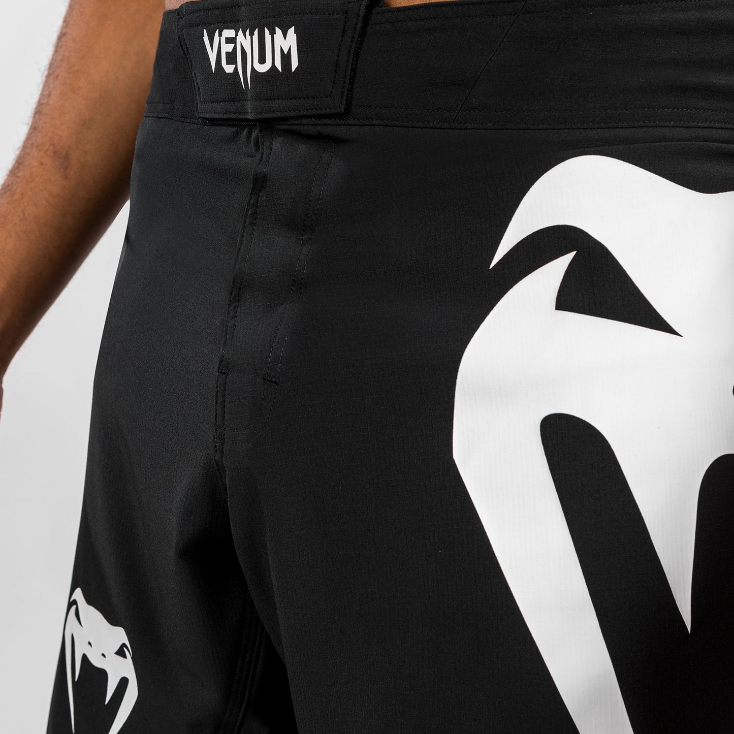 Venum Light 5.0 Vechtshorts - Zwart/Wit