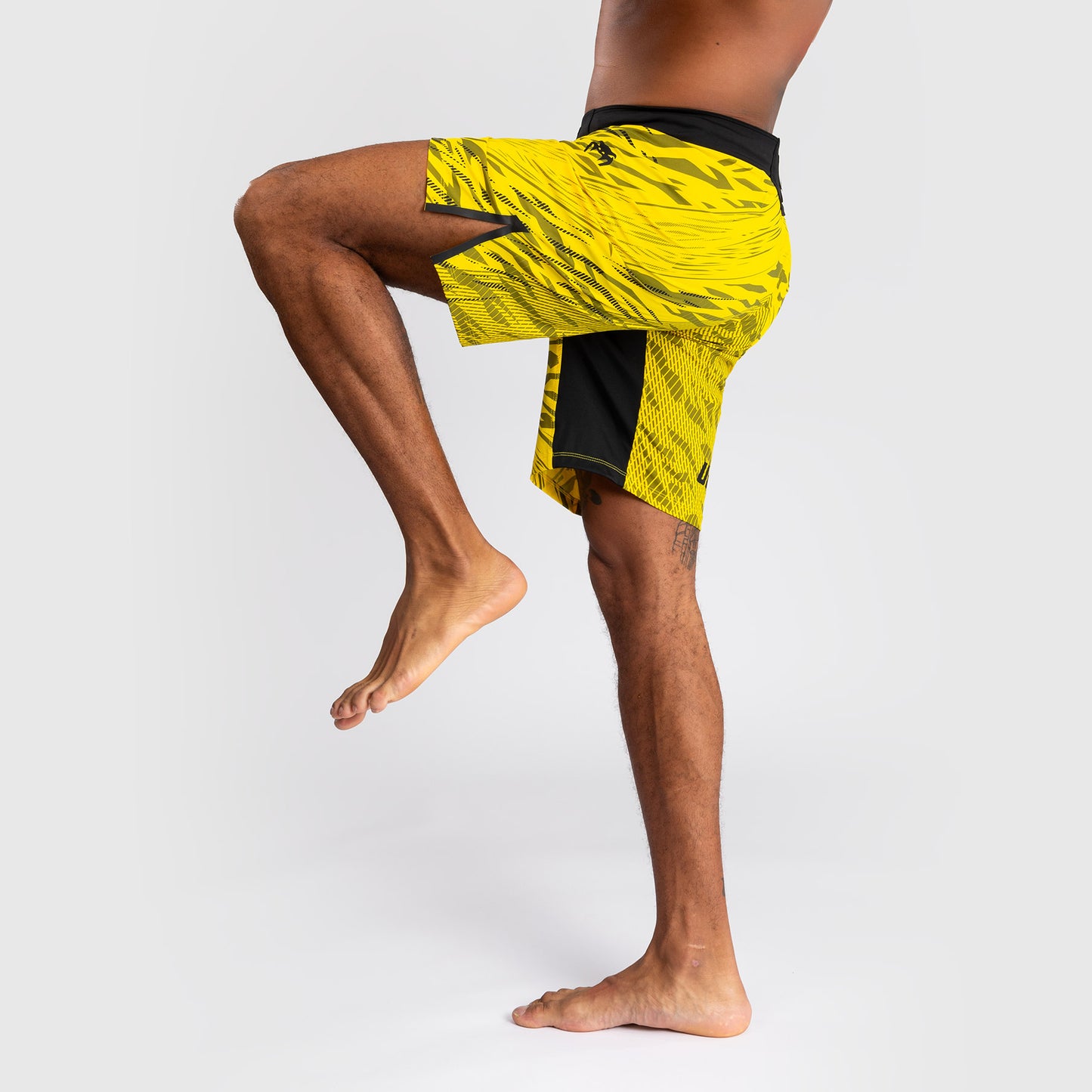 UFC Fusion by Venum Personalized Authentic Fight Night Fight Shorts voor Heren - Lang Fit - Geel