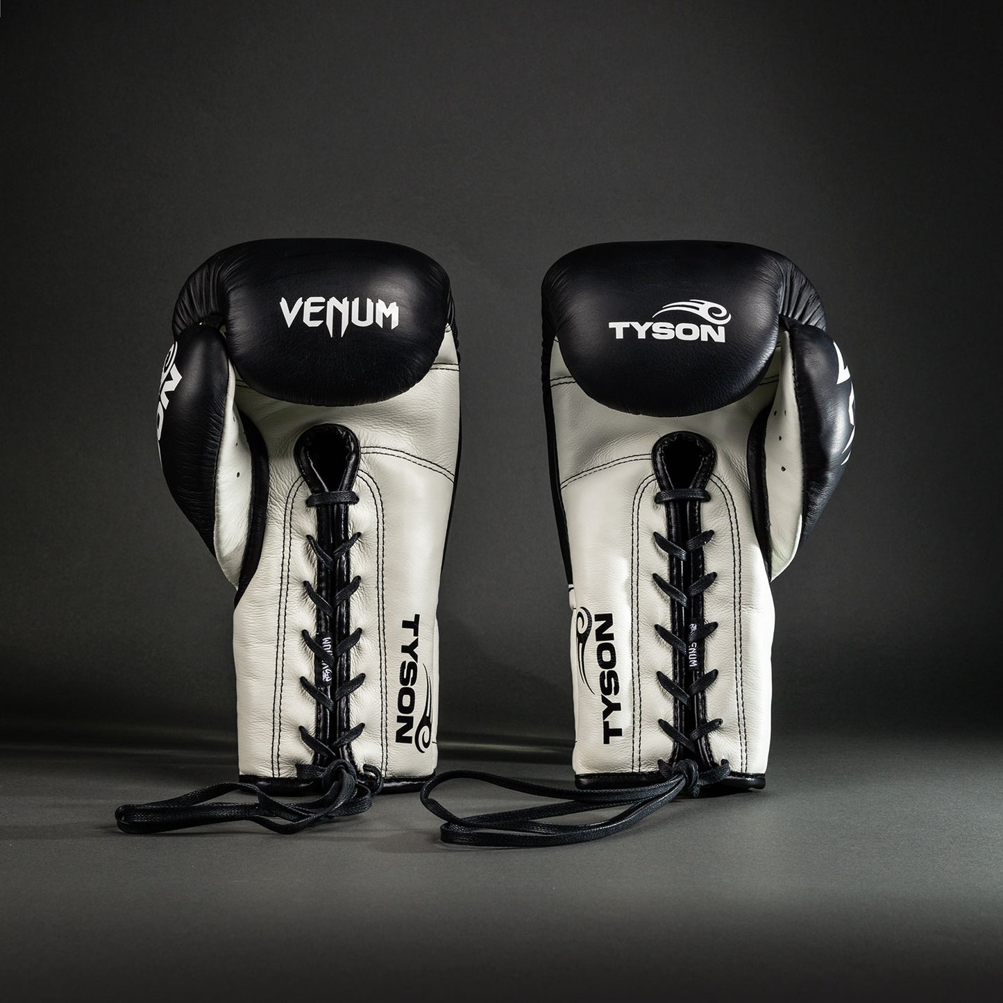 Venum Giant 2.0 Mike Tyson Pro Bokshandschoenen met Veters - Diep Zwart/Optisch Wit
