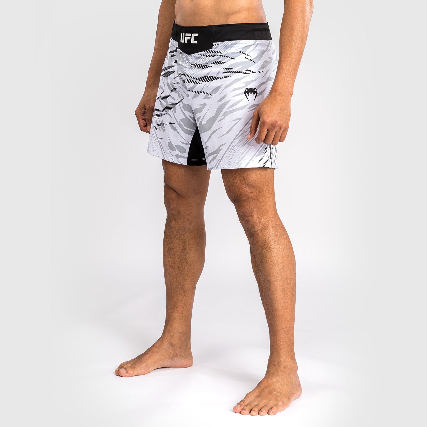 UFC Fusion by Venum Personalized Authentic Fight Night Fight Shorts voor Heren - Kort Fit - Wit