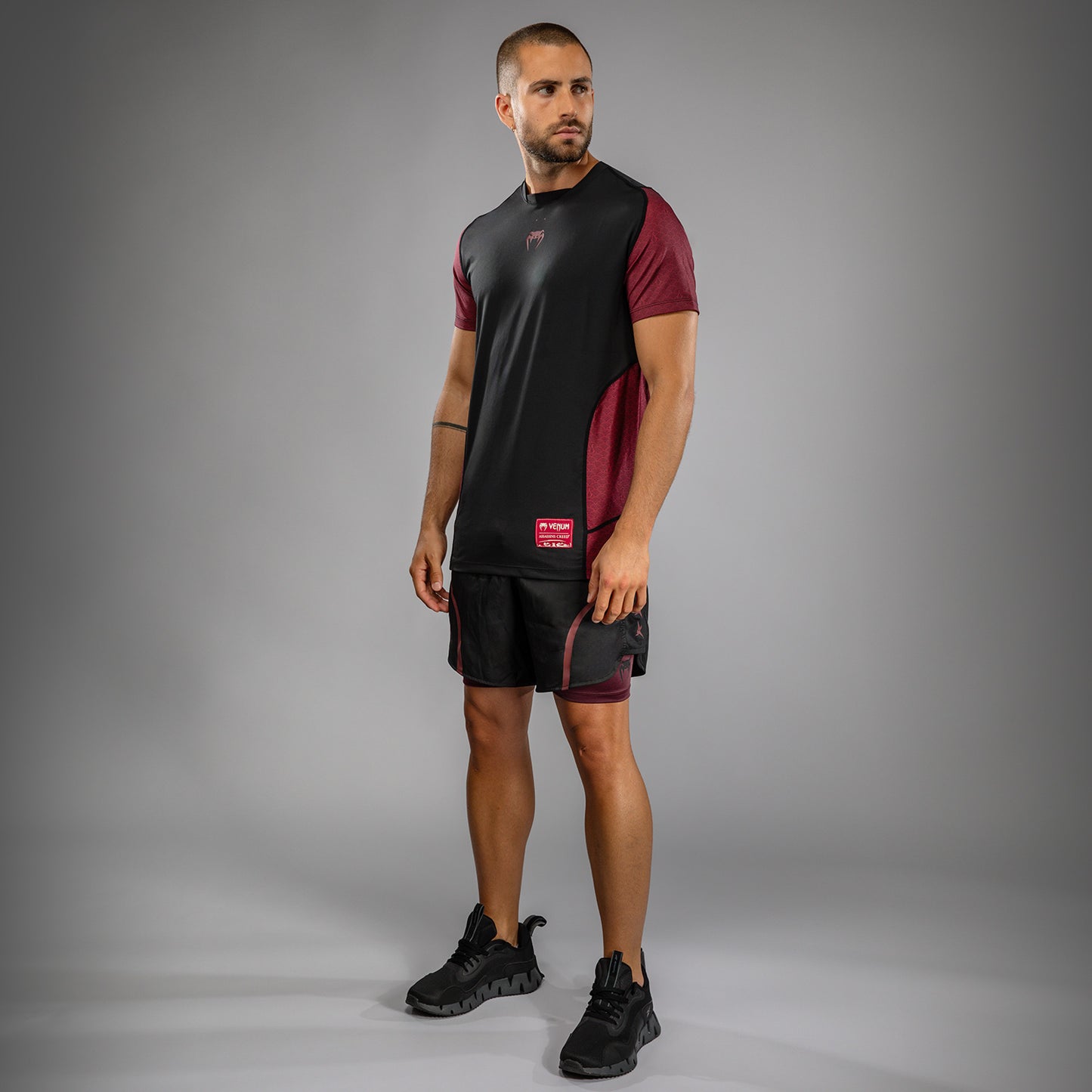 Venum x Assassin’s Creed Shadows Heren Dry-Tech T-Shirt - Bordeau/Zwart