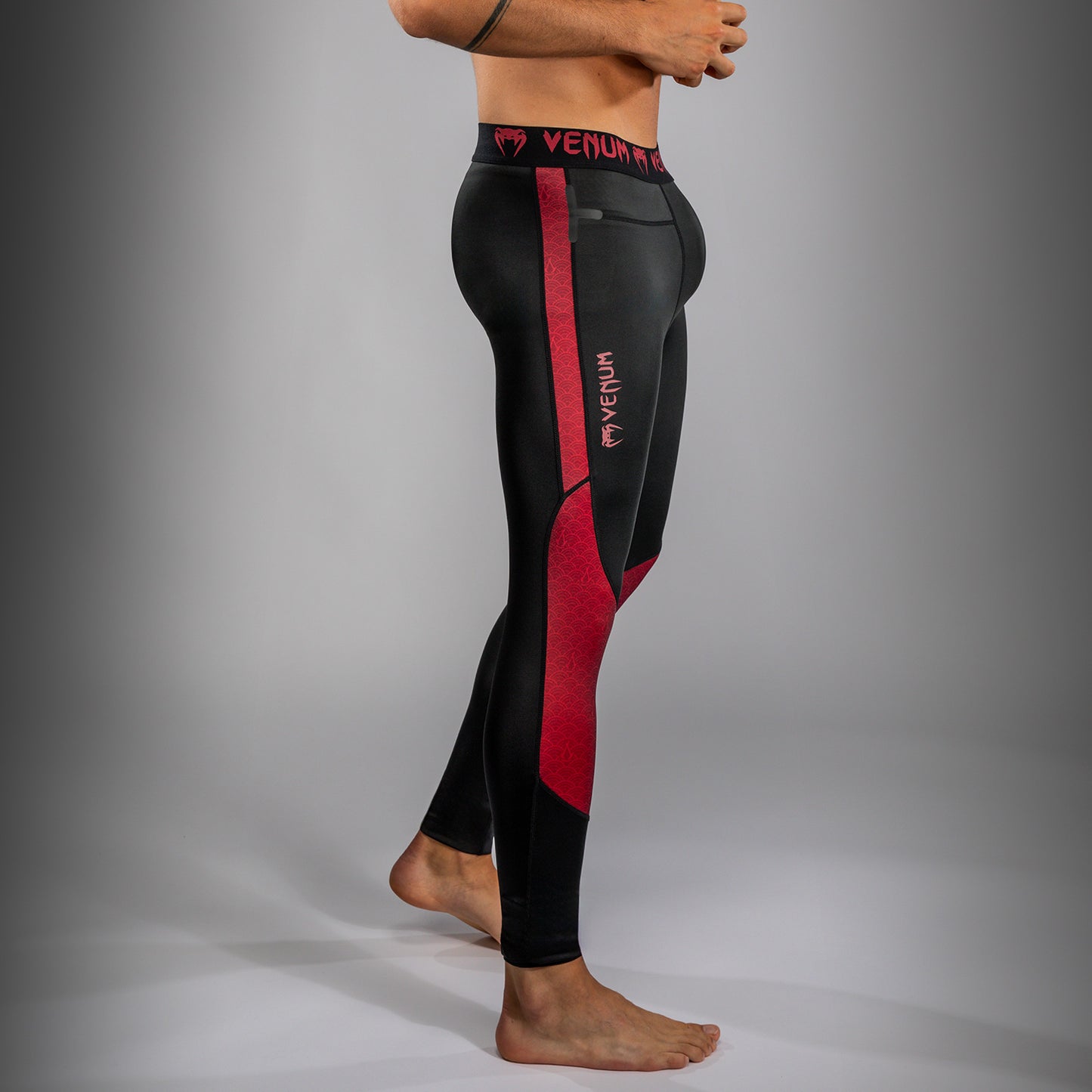 Venum x Assassin’s Creed Shadows Heren Spats - Bordeaux/Zwart