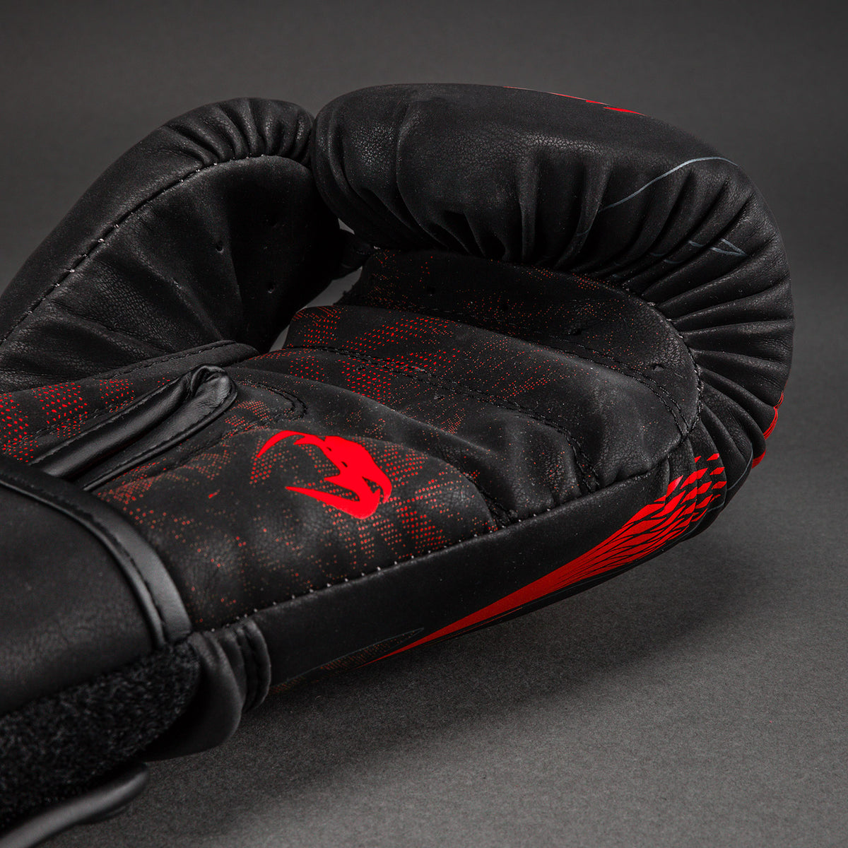 Venum Impact Amazonia Reborn bokshandschoenen - Zwart/Rood