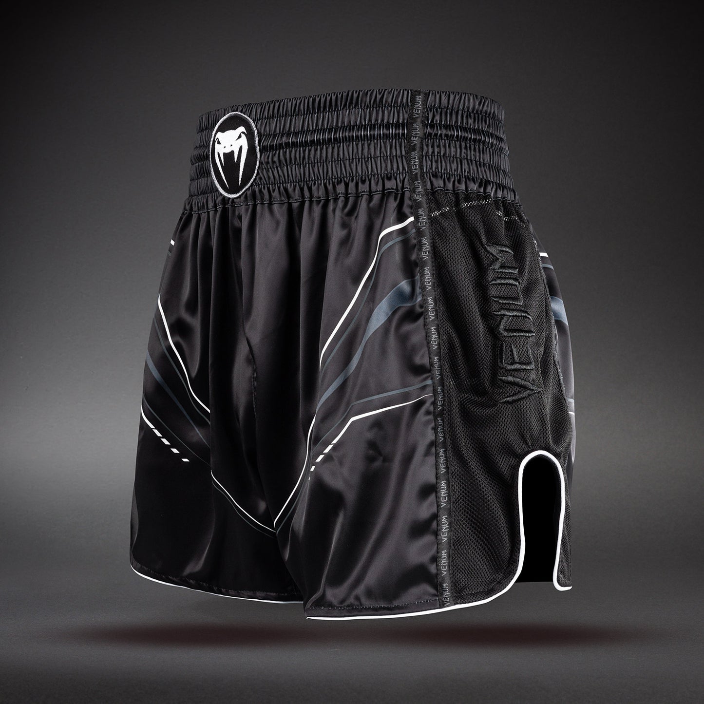 Venum Streamline Muay Thai Shorts – Zwart/Wit