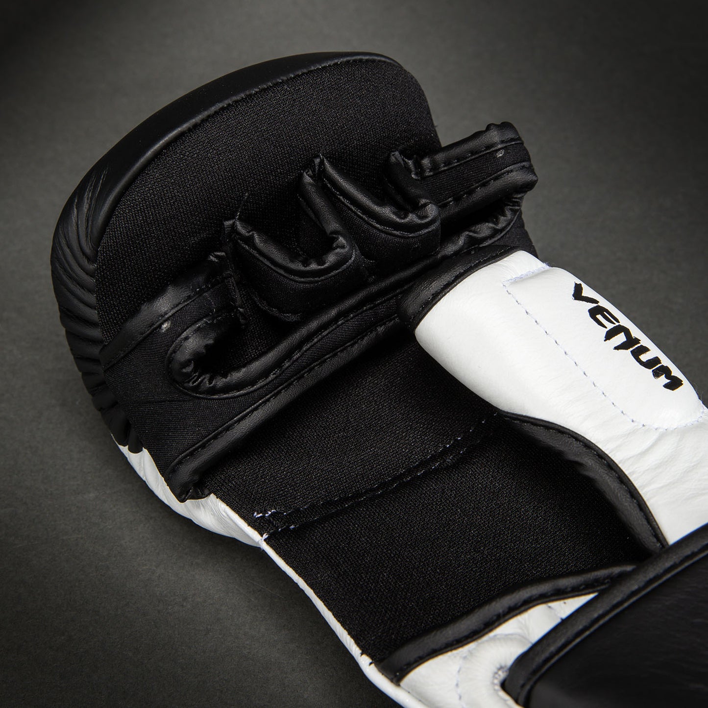 Venum Attack 2.0 Leren Sparring Handschoenen – Zwart/Wit