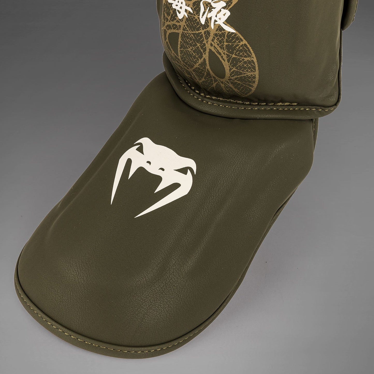 Venum Serpenti Scheenbeschermers – Khaki/Bronze/Ivoor