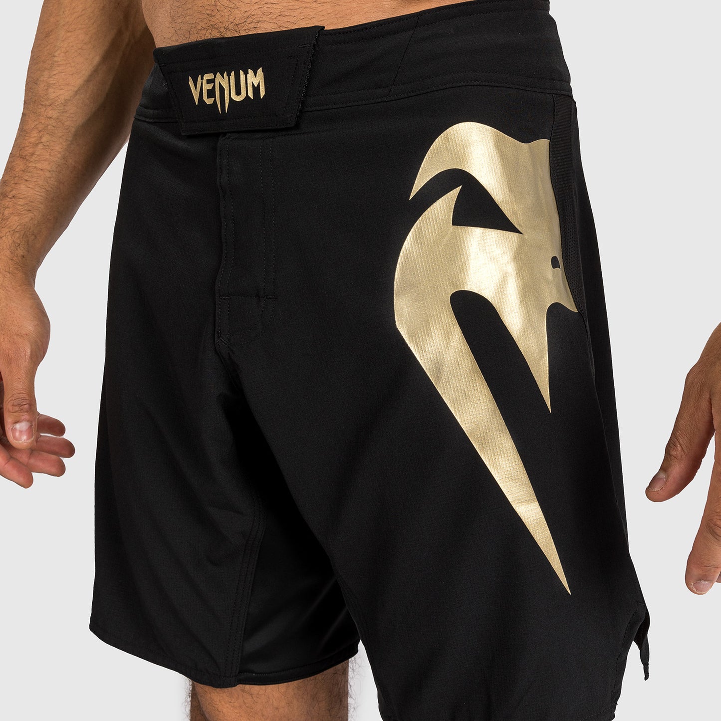 Venum Light 5.0 Vechtshorts - Zwart/Goud