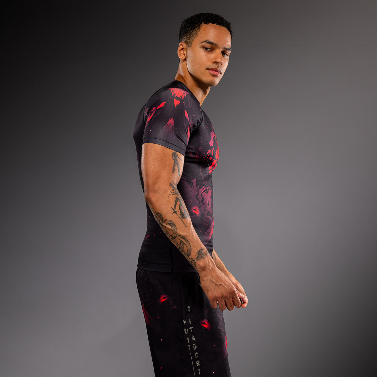 Jujutsu Kaisen x Venum Itadori Rashguard met korte mouwen – Zwart/Rood