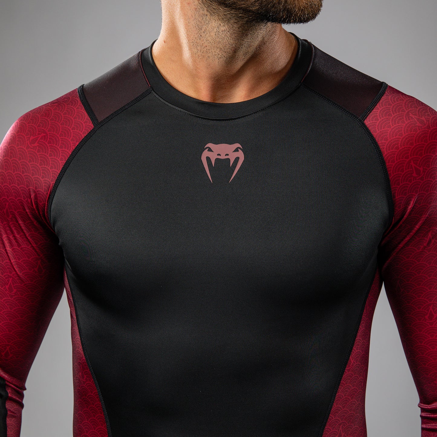 Venum x Assassin’s Creed Shadows Lange Mouwen Rashguard voor Mannen - Bordeaux/Zwart
