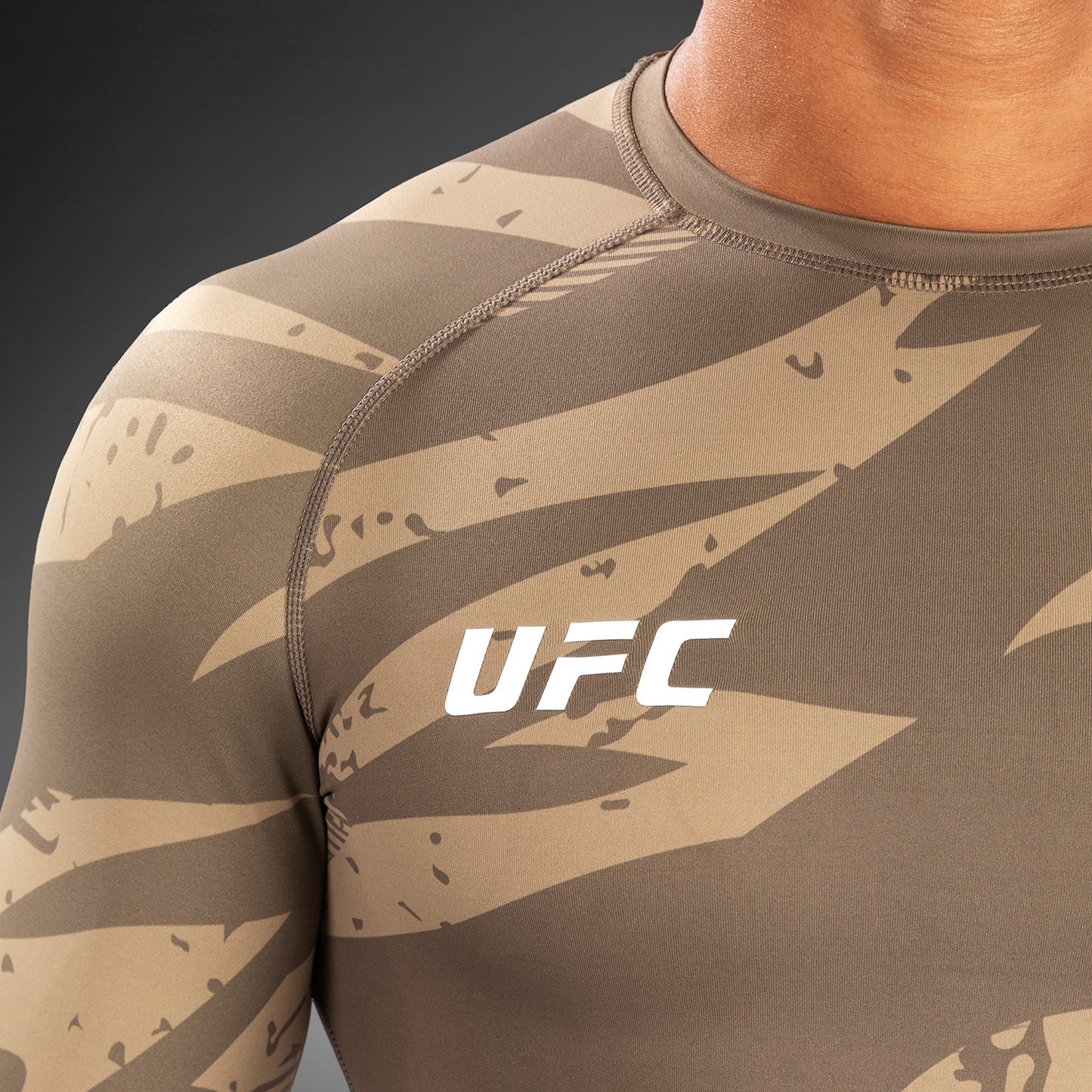 UFC Adrenaline By Venum Fight Week Prestatie Rashguard Met Lange Mouwen - Desert Camo