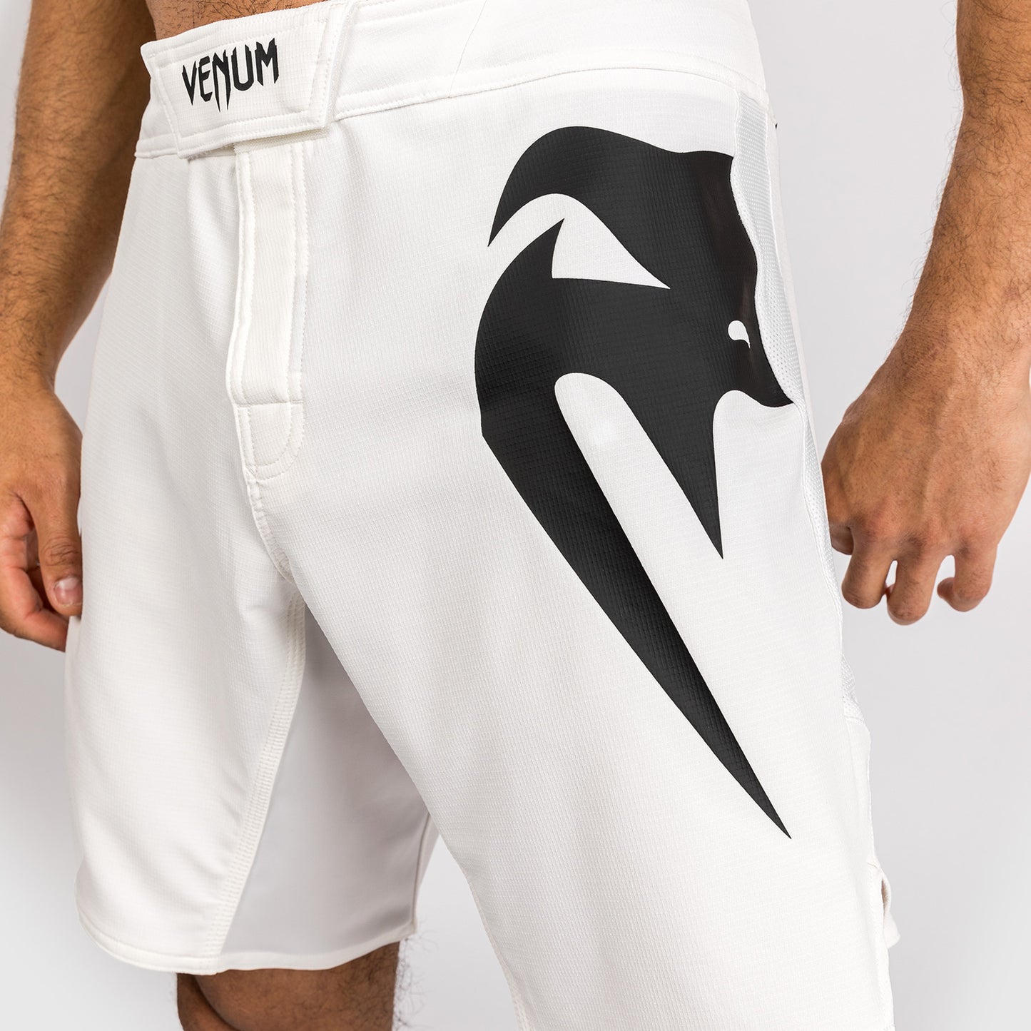 Venum Light 5.0 Vechtshorts - Wit/Zwart