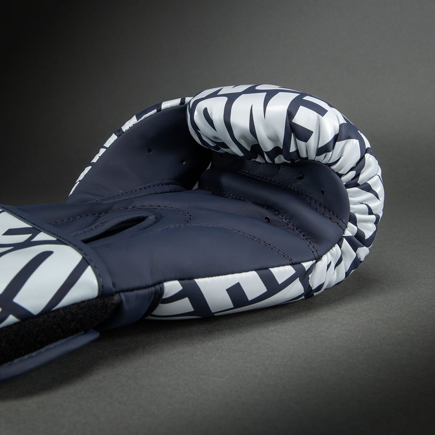 Venum Bokshandschoenen Contender 2.0 - Zwart/Wit - The Fight Company Venum Bokshandschoenen Contender 2.0 - Zwart/Wit - The Fight Company